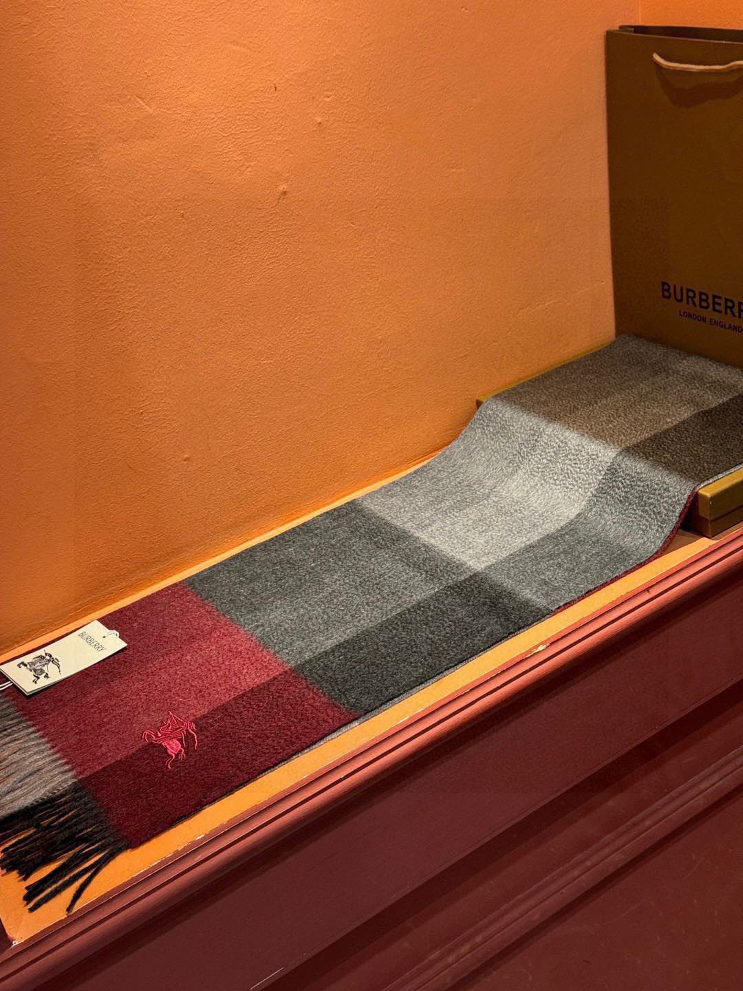 P410 ✔️ Burberry New - Couples Cashmere Scarf ❗️ La sélection des fibres de cachemire les plus fines est longue et laborieuse, puis trempées dans de l'eau de source propre pour que les fibres de cachemire présentent une texture duveteuse unique, si délicate au toucher, et l'utilisation d'une technologie de rétrécissement léger est le seul moyen d'obtenir une surface luxueuse et douce ❗️ Les ondulations de l'eau sont vraiment merveilleuses, et le toucher ressemble à la peau d'un bébé, douce, collante, collante, et au toucher de la main, pleine de peluches délicates ❗️ a toujours été un synonyme d'excellence ! Le prix est absolument 100 pour cent abordable ❗️ cadeau pour garder eux-mêmes sont bons ! Absolument bonne marchandise ❗️ Spécifications 32 * 180 cm composition 100% cachemire