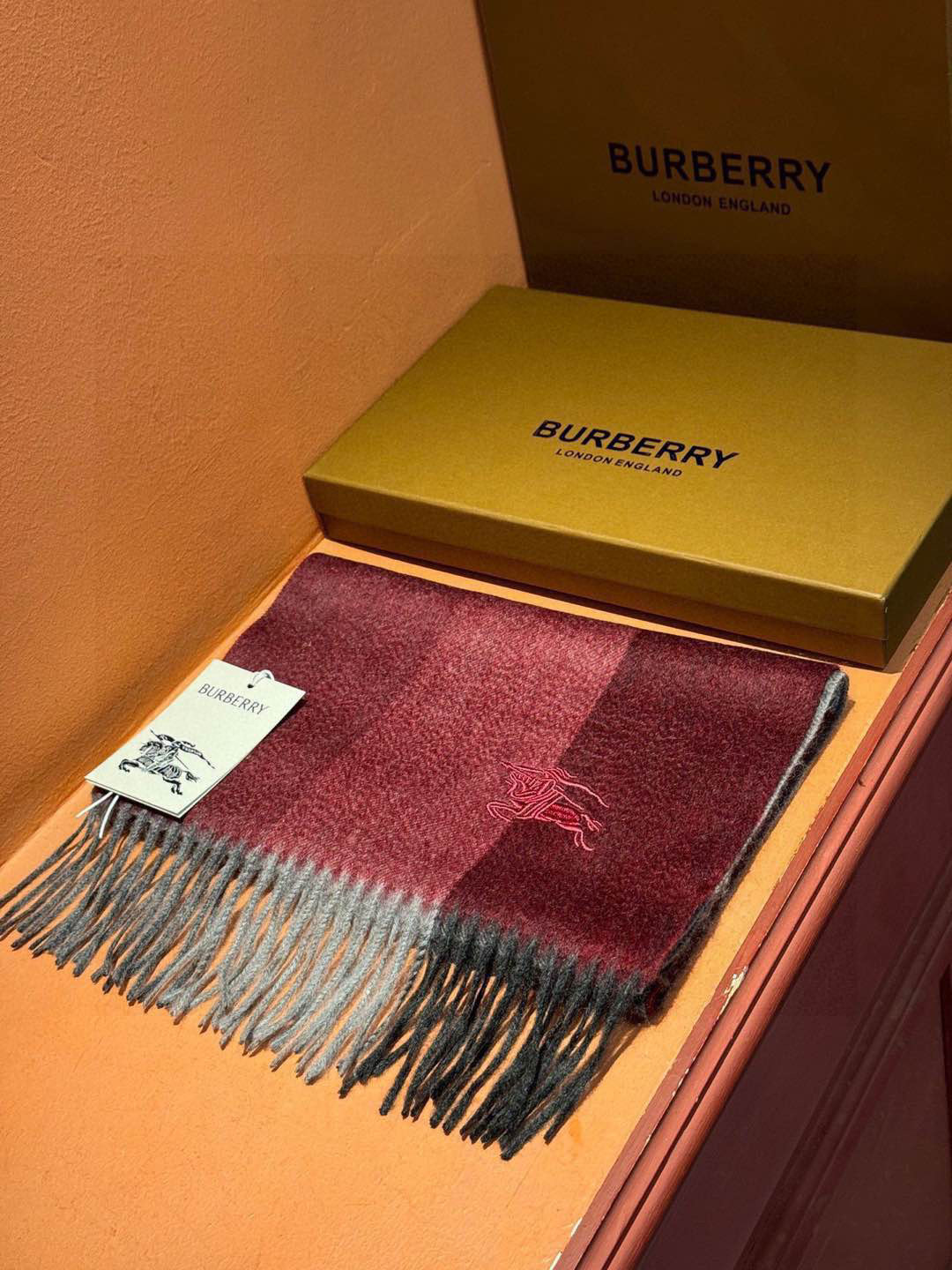 P410 ✔️ Burberry New - Couples Cashmere Scarf ❗️ La sélection des fibres de cachemire les plus fines est longue et laborieuse, puis trempées dans de l'eau de source propre pour que les fibres de cachemire présentent une texture duveteuse unique, si délicate au toucher, et l'utilisation d'une technologie de rétrécissement léger est le seul moyen d'obtenir une surface luxueuse et douce ❗️ Les ondulations de l'eau sont vraiment merveilleuses, et le toucher ressemble à la peau d'un bébé, douce, collante, collante, et au toucher de la main, pleine de peluches délicates ❗️ a toujours été un synonyme d'excellence ! Le prix est absolument 100 pour cent abordable ❗️ cadeau pour garder eux-mêmes sont bons ! Absolument bonne marchandise ❗️ Spécifications 32 * 180 cm composition 100% cachemire