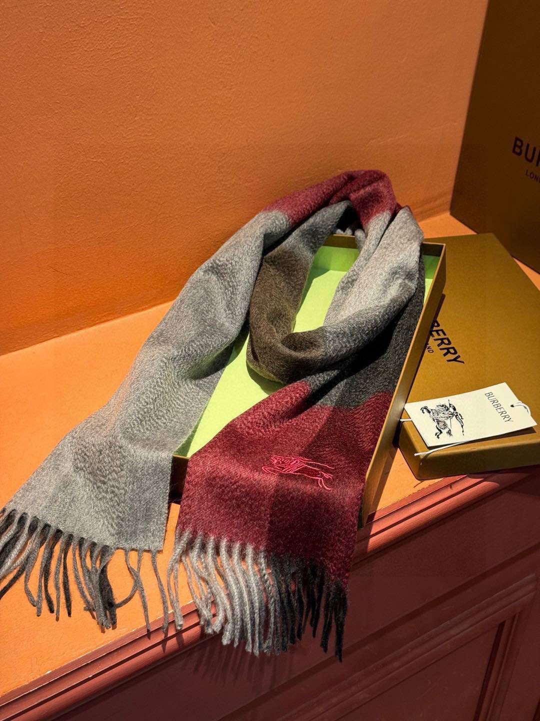 P410 ✔️ Burberry New - Couples Cashmere Scarf ❗️ La sélection des fibres de cachemire les plus fines est longue et laborieuse, puis trempées dans de l'eau de source propre pour que les fibres de cachemire présentent une texture duveteuse unique, si délicate au toucher, et l'utilisation d'une technologie de rétrécissement léger est le seul moyen d'obtenir une surface luxueuse et douce ❗️ Les ondulations de l'eau sont vraiment merveilleuses, et le toucher ressemble à la peau d'un bébé, douce, collante, collante, et au toucher de la main, pleine de peluches délicates ❗️ a toujours été un synonyme d'excellence ! Le prix est absolument 100 pour cent abordable ❗️ cadeau pour garder eux-mêmes sont bons ! Absolument bonne marchandise ❗️ Spécifications 32 * 180 cm composition 100% cachemire