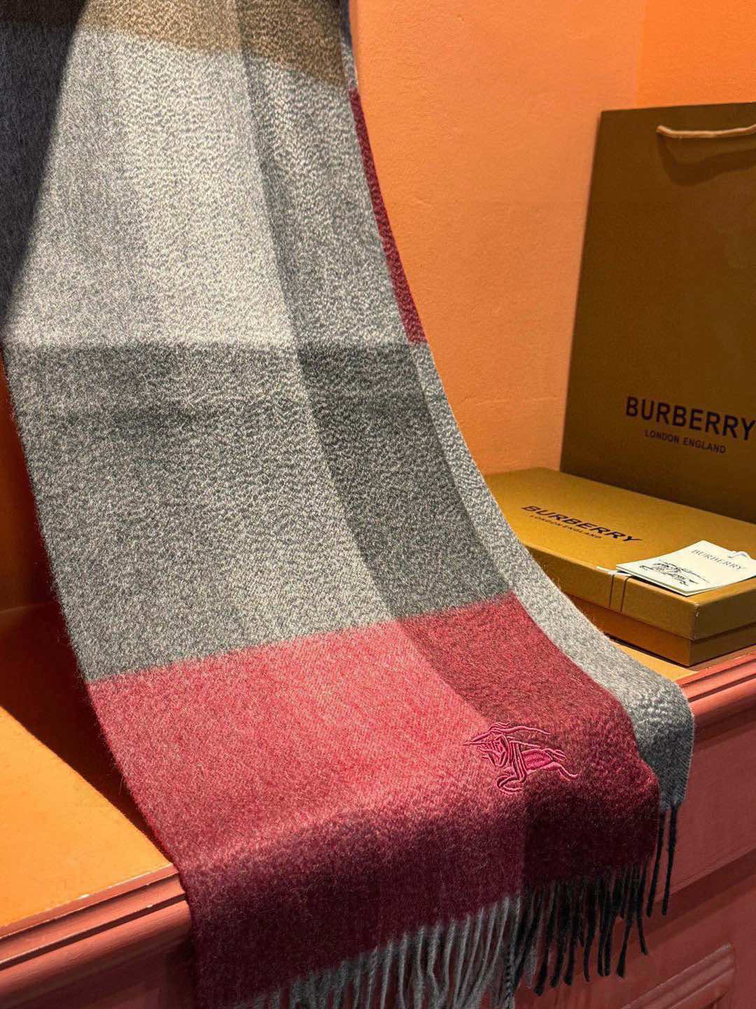 P410 ✔️ Burberry New - Couples Cashmere Scarf ❗️ La sélection des fibres de cachemire les plus fines est longue et laborieuse, puis trempées dans de l'eau de source propre pour que les fibres de cachemire présentent une texture duveteuse unique, si délicate au toucher, et l'utilisation d'une technologie de rétrécissement léger est le seul moyen d'obtenir une surface luxueuse et douce ❗️ Les ondulations de l'eau sont vraiment merveilleuses, et le toucher ressemble à la peau d'un bébé, douce, collante, collante, et au toucher de la main, pleine de peluches délicates ❗️ a toujours été un synonyme d'excellence ! Le prix est absolument 100 pour cent abordable ❗️ cadeau pour garder eux-mêmes sont bons ! Absolument bonne marchandise ❗️ Spécifications 32 * 180 cm composition 100% cachemire