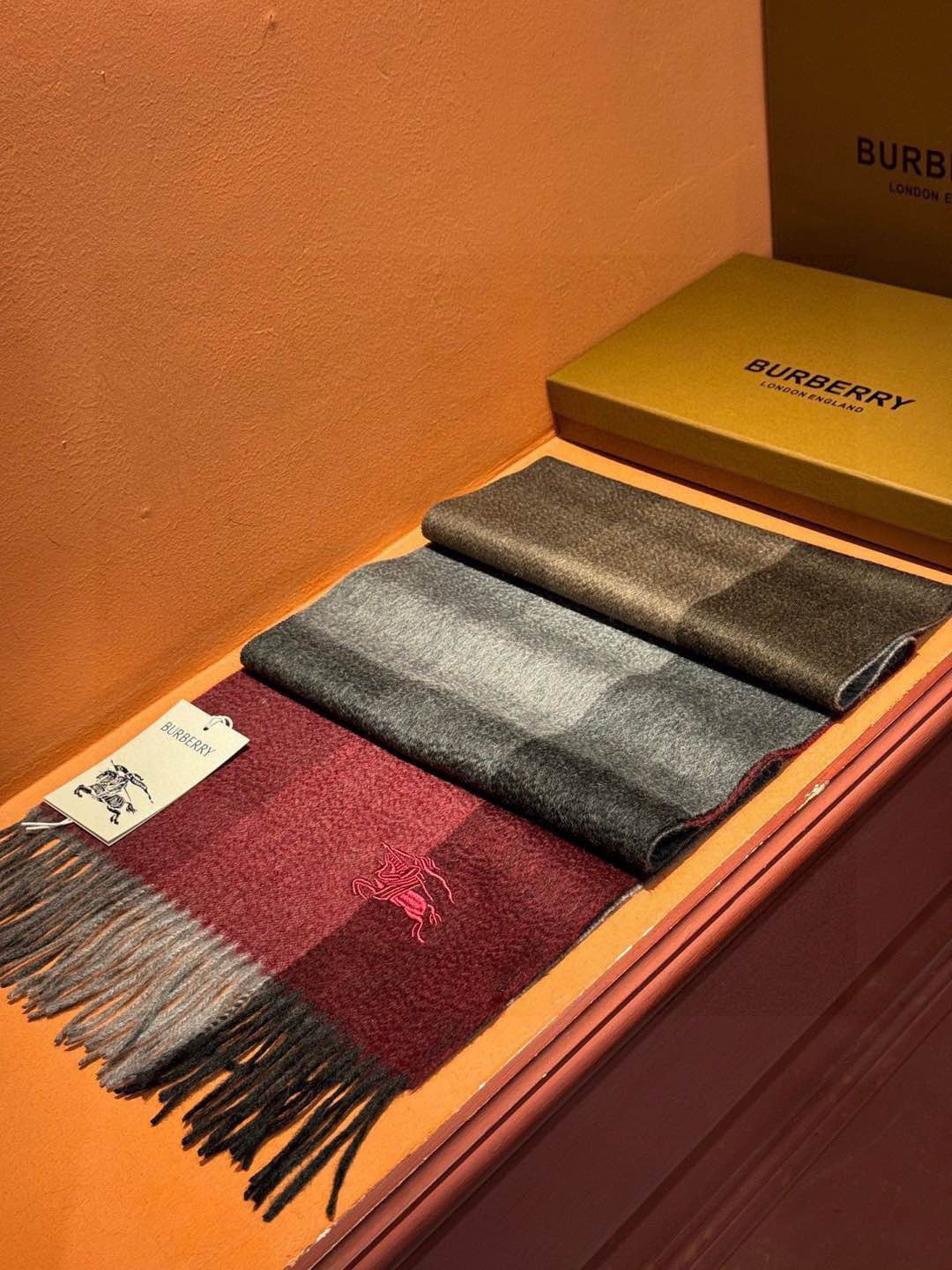 P410 ✔️ Burberry New - Couples Cashmere Scarf ❗️ La sélection des fibres de cachemire les plus fines est longue et laborieuse, puis trempées dans de l'eau de source propre pour que les fibres de cachemire présentent une texture duveteuse unique, si délicate au toucher, et l'utilisation d'une technologie de rétrécissement léger est le seul moyen d'obtenir une surface luxueuse et douce ❗️ Les ondulations de l'eau sont vraiment merveilleuses, et le toucher ressemble à la peau d'un bébé, douce, collante, collante, et au toucher de la main, pleine de peluches délicates ❗️ a toujours été un synonyme d'excellence ! Le prix est absolument 100 pour cent abordable ❗️ cadeau pour garder eux-mêmes sont bons ! Absolument bonne marchandise ❗️ Spécifications 32 * 180 cm composition 100% cachemire