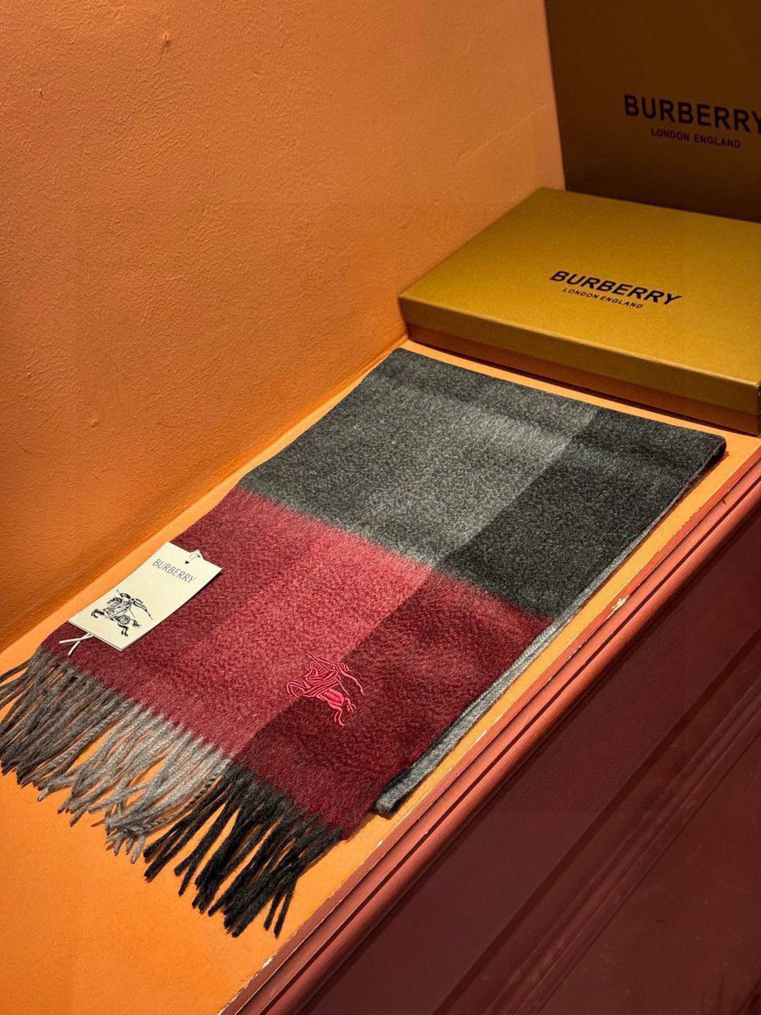 P410 ✔️ Burberry New - Couples Cashmere Scarf ❗️ La sélection des fibres de cachemire les plus fines est longue et laborieuse, puis trempées dans de l'eau de source propre pour que les fibres de cachemire présentent une texture duveteuse unique, si délicate au toucher, et l'utilisation d'une technologie de rétrécissement léger est le seul moyen d'obtenir une surface luxueuse et douce ❗️ Les ondulations de l'eau sont vraiment merveilleuses, et le toucher ressemble à la peau d'un bébé, douce, collante, collante, et au toucher de la main, pleine de peluches délicates ❗️ a toujours été un synonyme d'excellence ! Le prix est absolument 100 pour cent abordable ❗️ cadeau pour garder eux-mêmes sont bons ! Absolument bonne marchandise ❗️ Spécifications 32 * 180 cm composition 100% cachemire