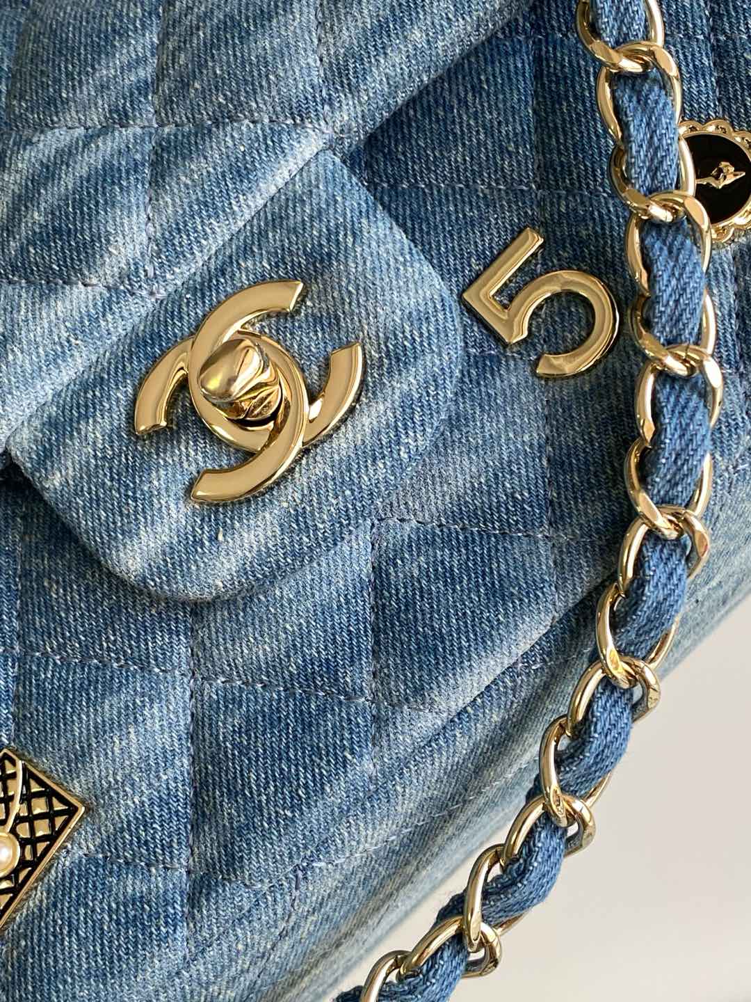 图片[6]-Chanel  限定款 中古 徽章牛仔 
vintage 丹宁牛仔 绝对天花板的存在
尺寸25
配包装
微章牛仔布-高仿包包