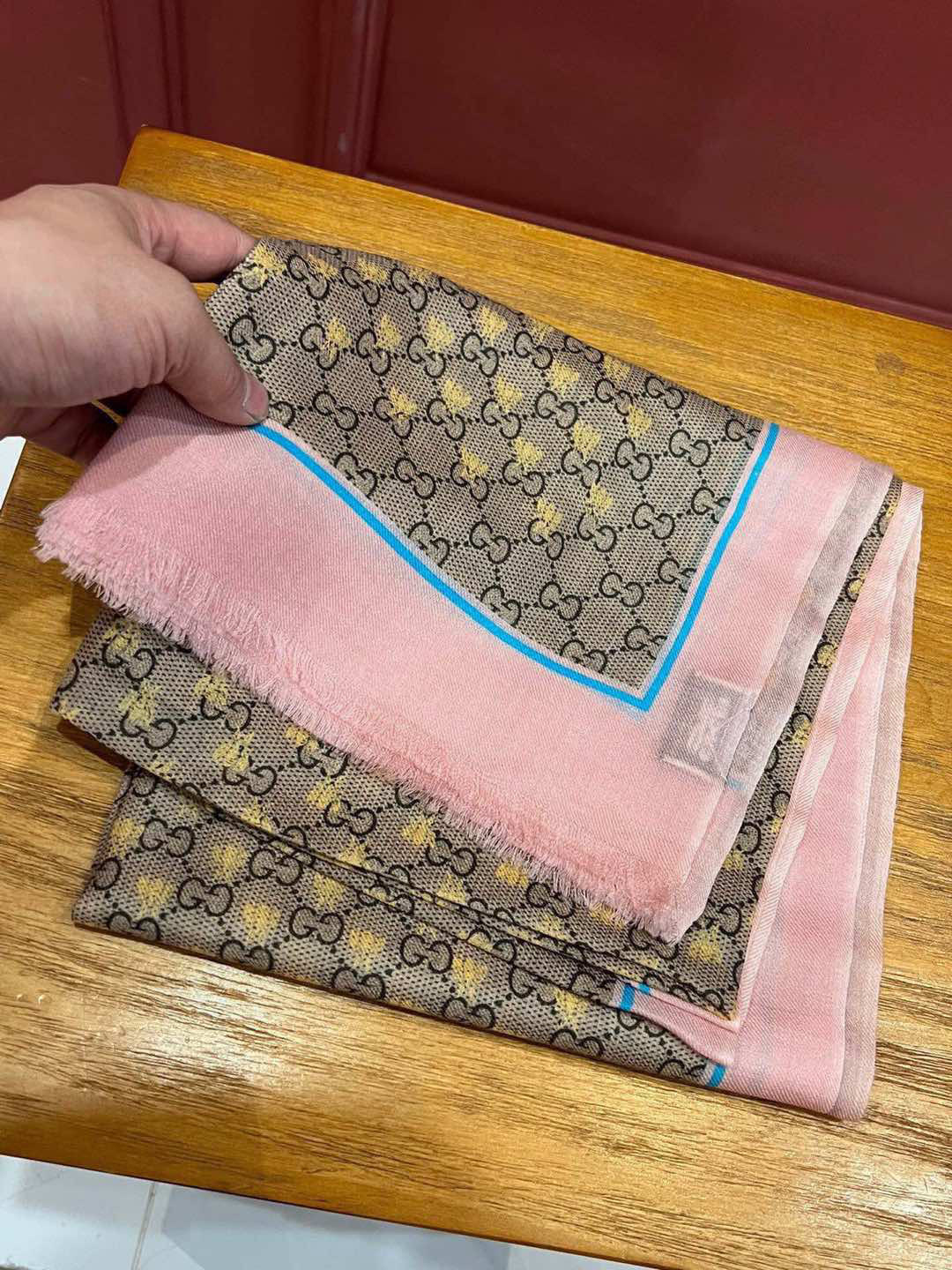 P360 ✨✨✨✨GUCCI ! processus d'impression, de fines couches de conception avec exquis vraiment spécial sur le corps est simplement autour de ne pas parler tout dégage un tempérament élégant par opposition à l'impression et la teinture a une élégance robuste unique des États-Unis a une grande aura de grande marque aura et un peu de beauté pure 110 * 200cm Plein cachemire.