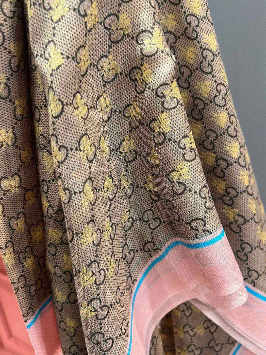 P360 ✨✨✨✨GUCCI ! processus d'impression, de fines couches de conception avec exquis vraiment spécial sur le corps est simplement autour de ne pas parler tout dégage un tempérament élégant par opposition à l'impression et la teinture a une élégance robuste unique des États-Unis a une grande aura de grande marque aura et un peu de beauté pure 110 * 200cm Plein cachemire.