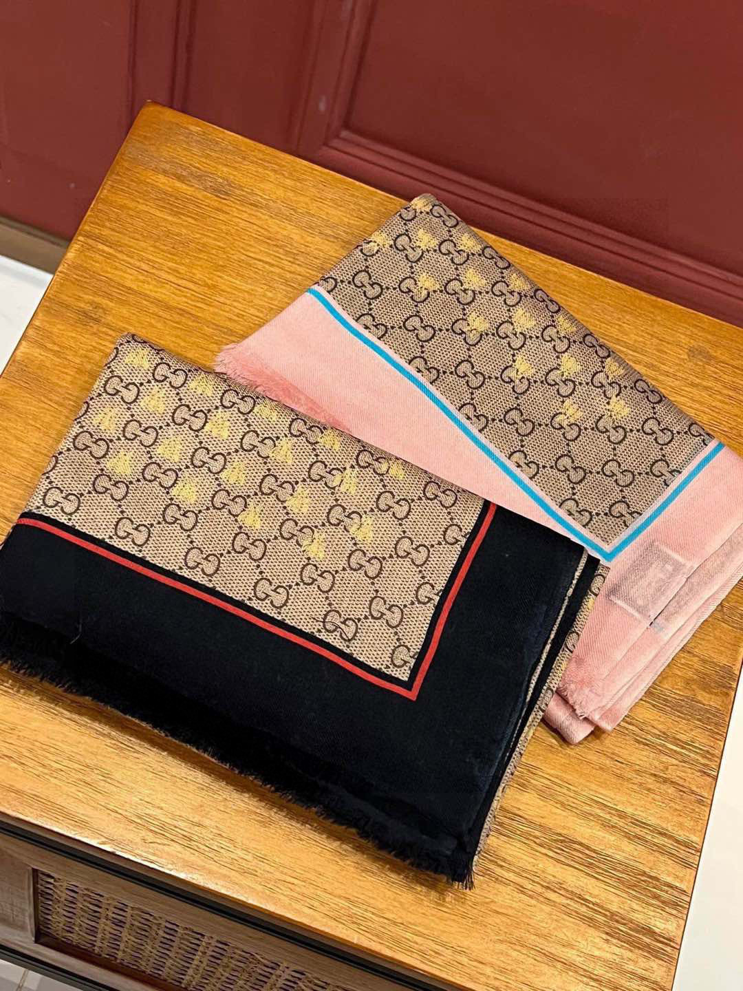 P360 ✨✨✨✨✨GUCCI! عملية الطباعة، طبقات رقيقة من التصميم مع تصميم رائع مميز حقًا على الجسم ببساطة لا تتحدث عنه كله ينضح بمزاج أنيق على عكس الطباعة والصباغة له أناقة متينة فريدة من نوعها للولايات المتحدة لديها هالة رائعة من هالة العلامة التجارية الكبيرة وقليل من الجمال النقي 110 * 200 سم كاشمير كامل