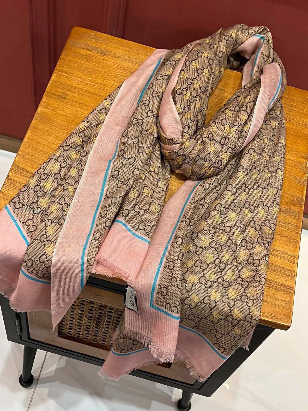 P360 ✨✨✨✨GUCCI ! processus d'impression, de fines couches de conception avec exquis vraiment spécial sur le corps est simplement autour de ne pas parler tout dégage un tempérament élégant par opposition à l'impression et la teinture a une élégance robuste unique des États-Unis a une grande aura de grande marque aura et un peu de beauté pure 110 * 200cm Plein cachemire.