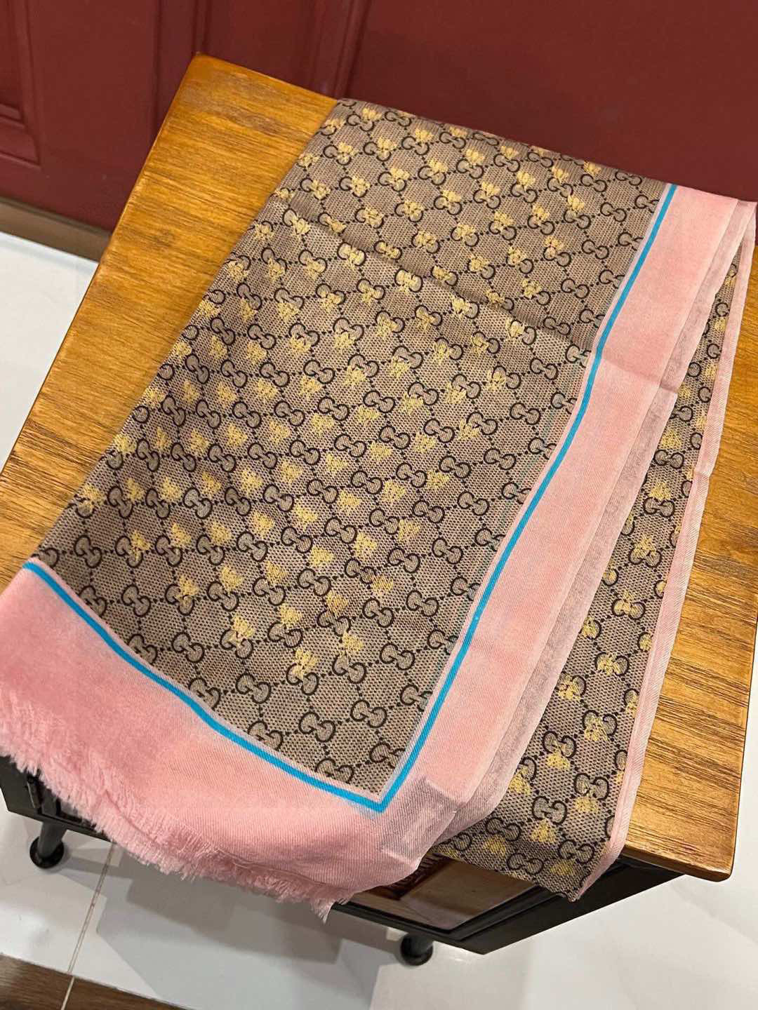 P360 ✨✨✨✨GUCCI ! processus d'impression, de fines couches de conception avec exquis vraiment spécial sur le corps est simplement autour de ne pas parler tout dégage un tempérament élégant par opposition à l'impression et la teinture a une élégance robuste unique des États-Unis a une grande aura de grande marque aura et un peu de beauté pure 110 * 200cm Plein cachemire.