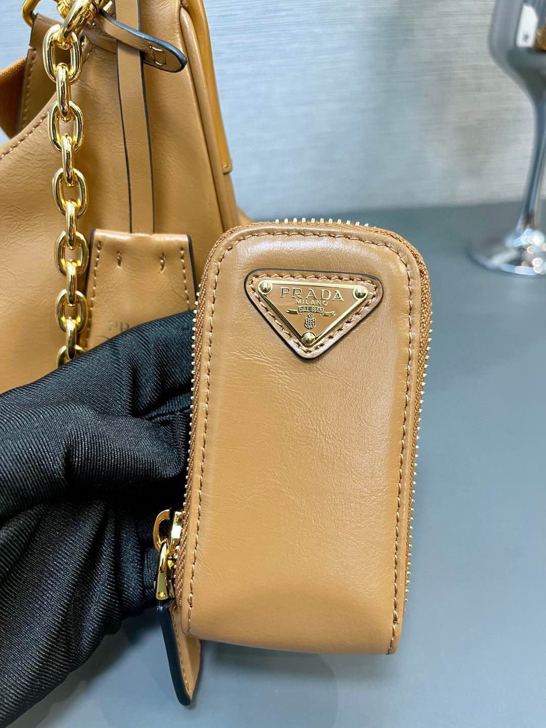 P1140 Prada baokuanqnylon marrón Bolso de mano/bajo el brazo tipo hobo 1BH204 Piel auténtica encerada engrasada P home Re-Edition 2005 extraíble Placa con nombre en piel saffiano con llavero Bandolera extraíble ajustable de tela con logotipo Bolsa de piel extraíble con cremallera Bandolera extraíble de cadena metálica Tirador superior de cremallera Forro de nailon Triángulos pintados esmaltados Logotipo metálico Dimensiones:L22XH18XW6.5CM-Alto Bolsos falsos