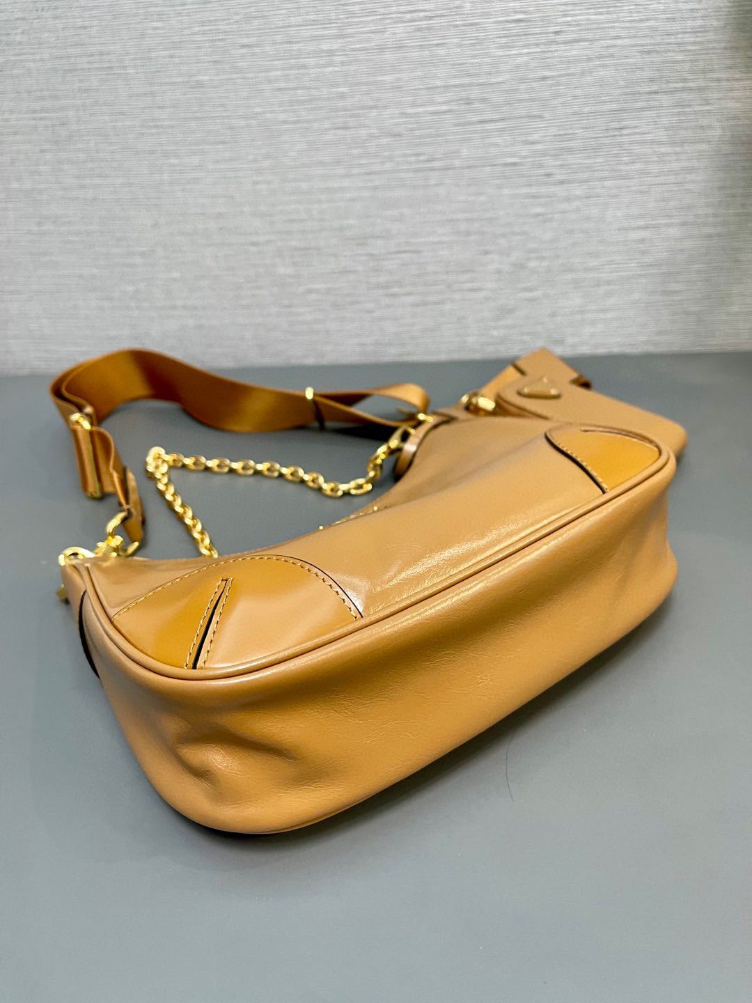 P1140 Prada baokuanqnylon marrón Bolso de mano/bajo el brazo tipo hobo 1BH204 Piel auténtica encerada engrasada P home Re-Edition 2005 extraíble Placa con nombre en piel saffiano con llavero Bandolera extraíble ajustable de tela con logotipo Bolsa de piel extraíble con cremallera Bandolera extraíble de cadena metálica Tirador superior de cremallera Forro de nailon Triángulos pintados esmaltados Logotipo metálico Dimensiones:L22XH18XW6.5CM-Alto Bolsos falsos