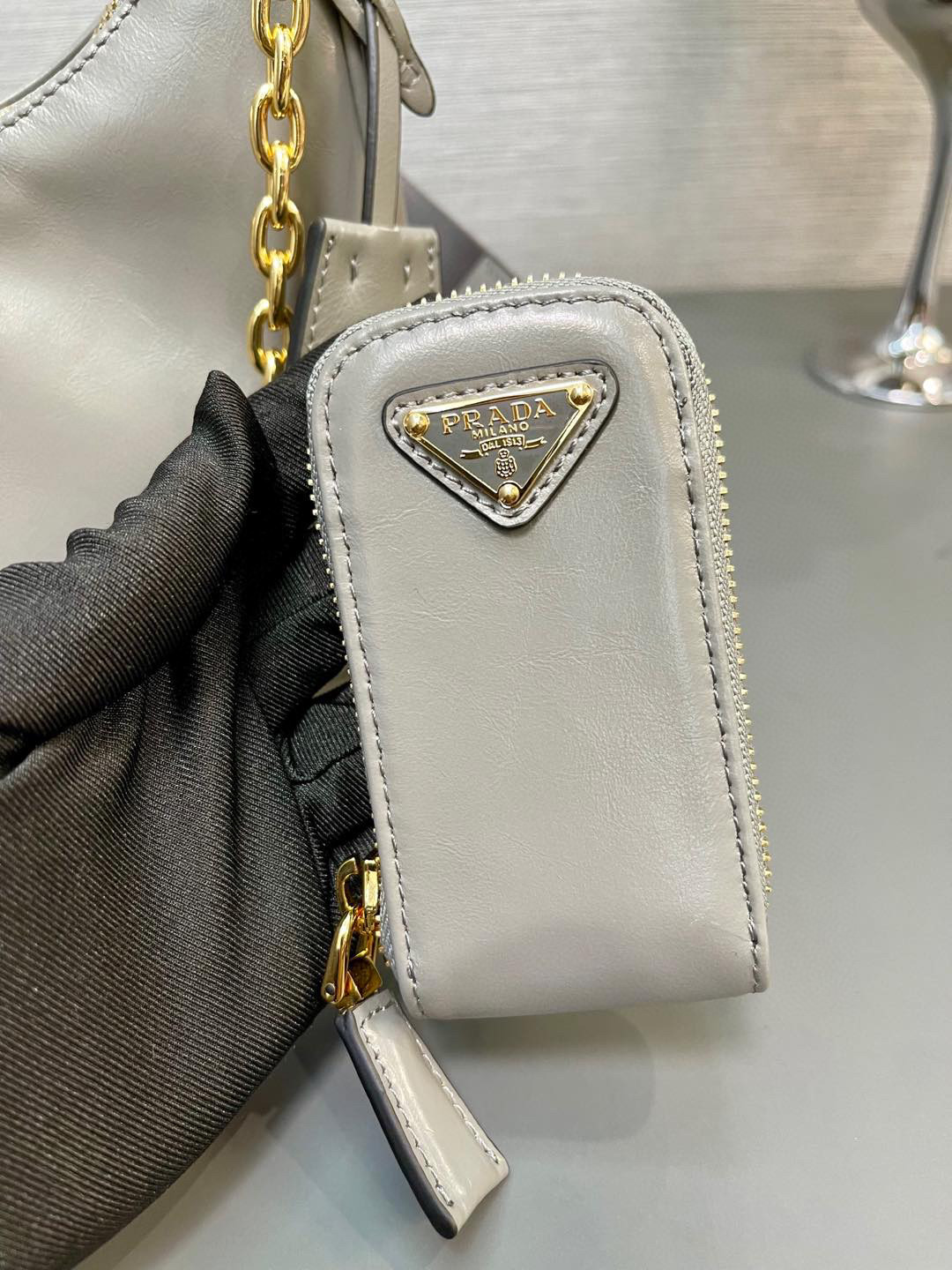 P1140 Prada Negro baokuanqnylon Bolso Hobo Tote/Armpit 1BH204 Piel auténtica encerada engrasada Placa con nombre extraíble en piel saffiano de la familia P Re-Edition 2005 con llavero Bandolera extraíble ajustable de tela con logotipo Bolsa extraíble de piel con cremallera Bandolera extraíble de cadena metálica Cierre superior de cremallera Forro de nailon Triángulos esmaltados Logotipo metálico Dimensiones:L22XH18XW6.5CM-Bolsos altos de imitación