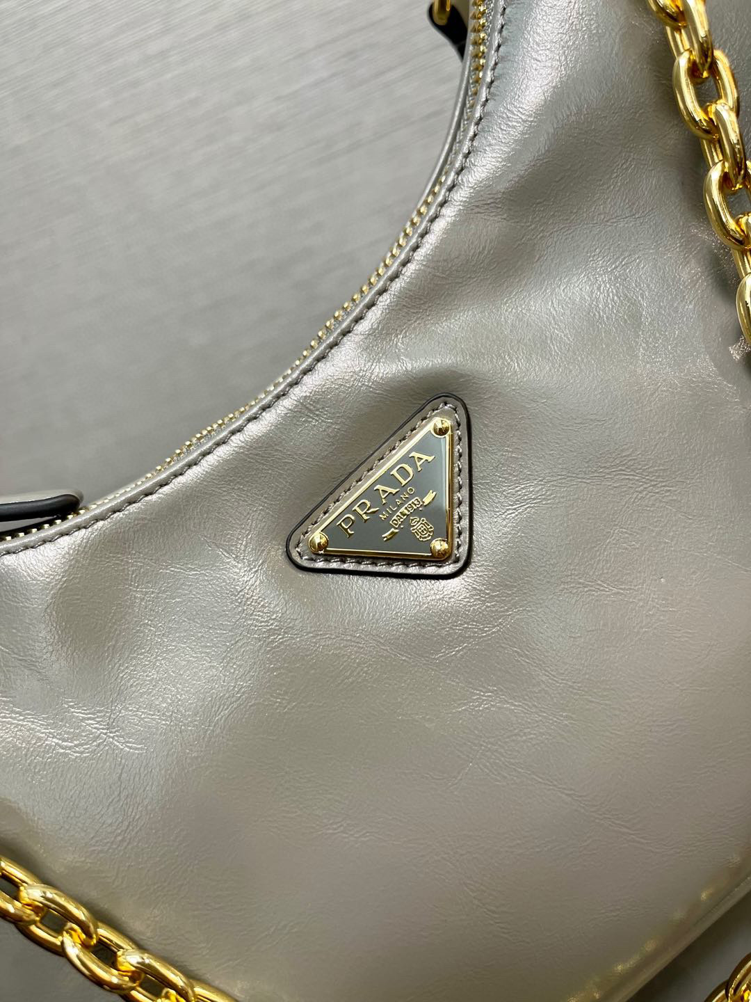 P1140 Prada Negro baokuanqnylon Bolso Hobo Tote/Armpit 1BH204 Piel auténtica encerada engrasada Placa con nombre extraíble en piel saffiano de la familia P Re-Edition 2005 con llavero Bandolera extraíble ajustable de tela con logotipo Bolsa extraíble de piel con cremallera Bandolera extraíble de cadena metálica Cierre superior de cremallera Forro de nailon Triángulos esmaltados Logotipo metálico Dimensiones:L22XH18XW6.5CM-Bolsos altos de imitación