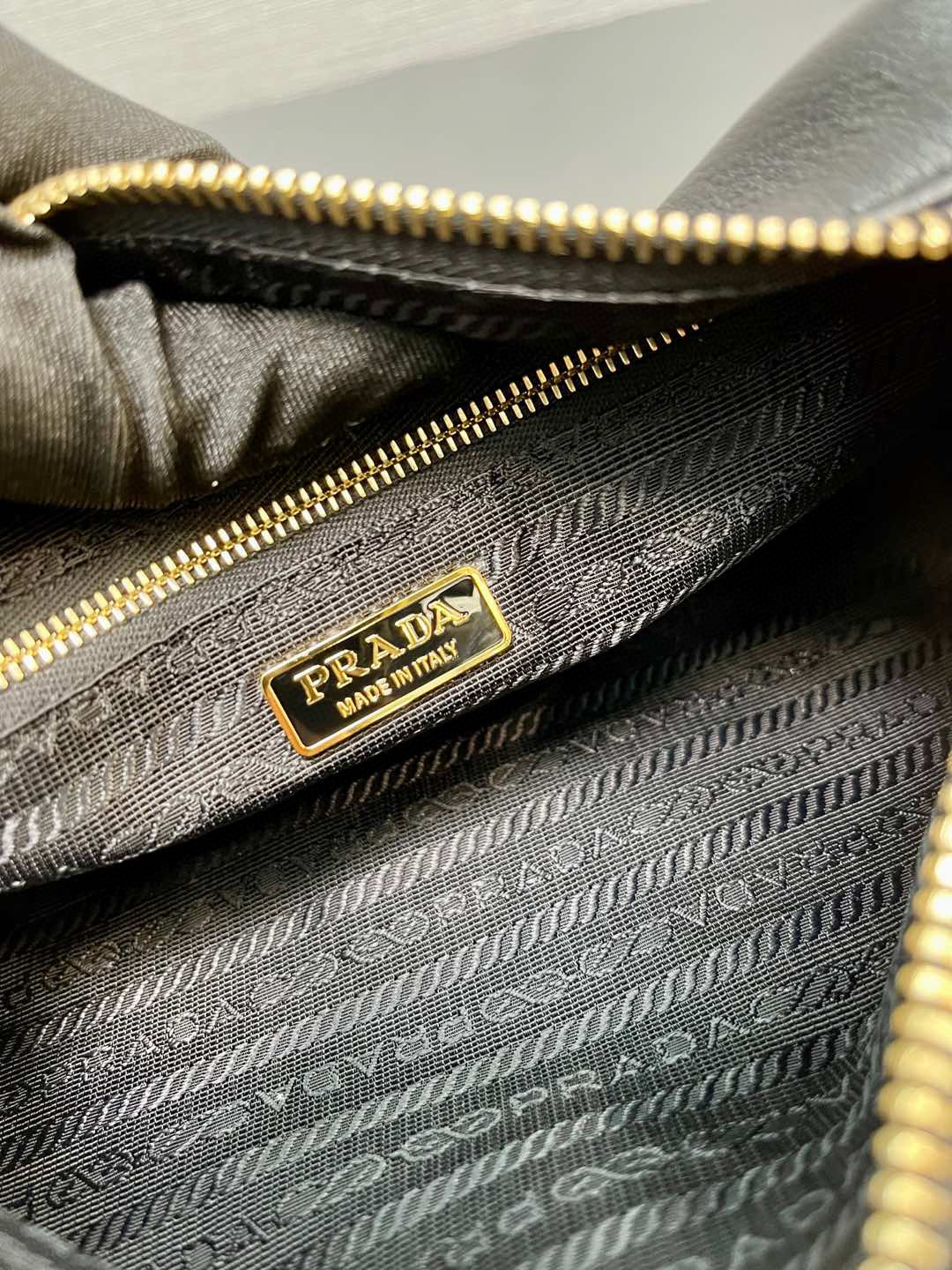 P980 Bolso lápiz negro de Prada 1BC239 Piel de becerro Este bolso de mano de piel de becerro reúne los elementos clásicos de la familia P en un diseño sofisticado Silueta con estampado geométrico sencilla y afilada con una elegante asa delgada de piel decorada con el icónico estampado triangular Espacio de capacidad bebé prisa por conseguirlo es otro permanente nunca atemporal Dimensiones: L22xH9xBase7,5cm de altura réplica bolsos