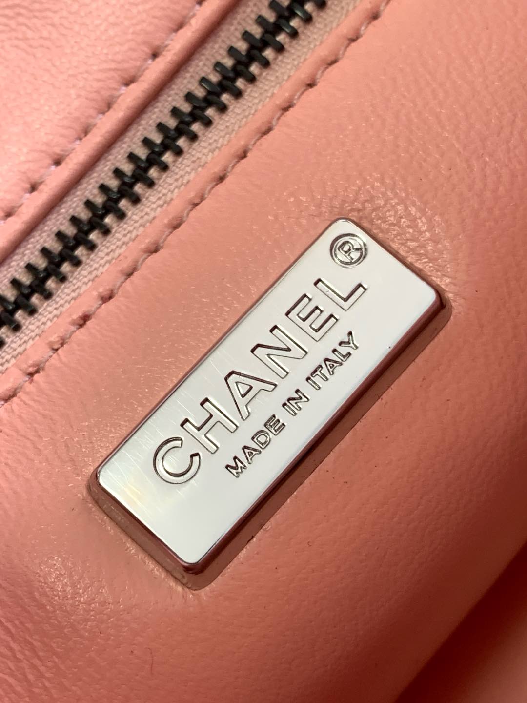 Chanel 24P sac perlé est le cœur de ah, grille rose est vraiment très printemps yuan qi sentiment ! Super love super love ~ superbe corps plein de paillettes embelli avec Bling Bling petites paillettes, paillettes dans différentes lumières scintillant avec up est tout simplement un sac de fée _ trop beau ~ ne peut pas déplacer les yeux ! Taille 20cm avec l'emballage-Hauts Sacs Faux