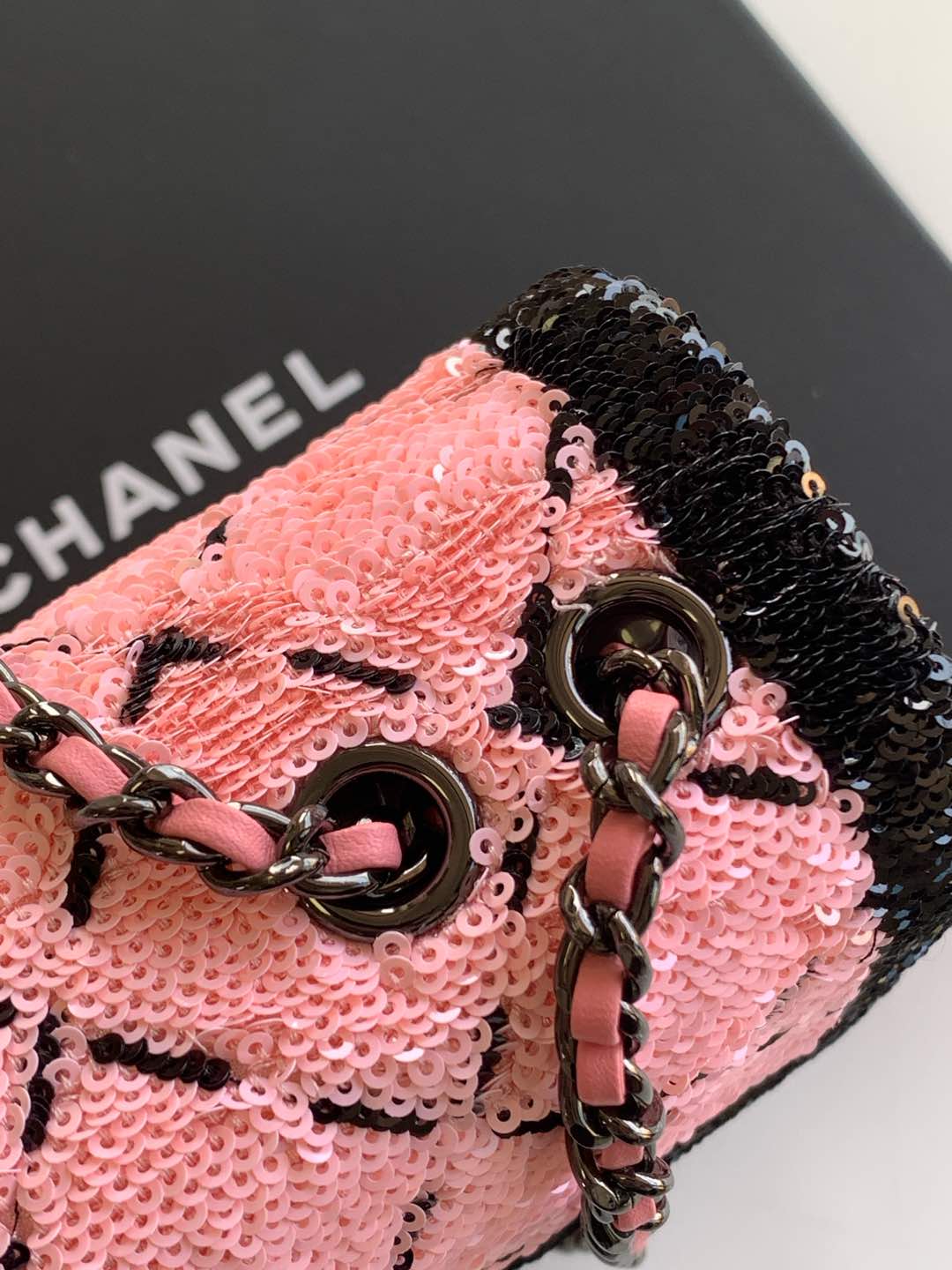 Chanel 24P sac perlé est le cœur de ah, grille rose est vraiment très printemps yuan qi sentiment ! Super love super love ~ superbe corps plein de paillettes embelli avec Bling Bling petites paillettes, paillettes dans différentes lumières scintillant avec up est tout simplement un sac de fée _ trop beau ~ ne peut pas déplacer les yeux ! Taille 20cm avec l'emballage-Hauts Sacs Faux