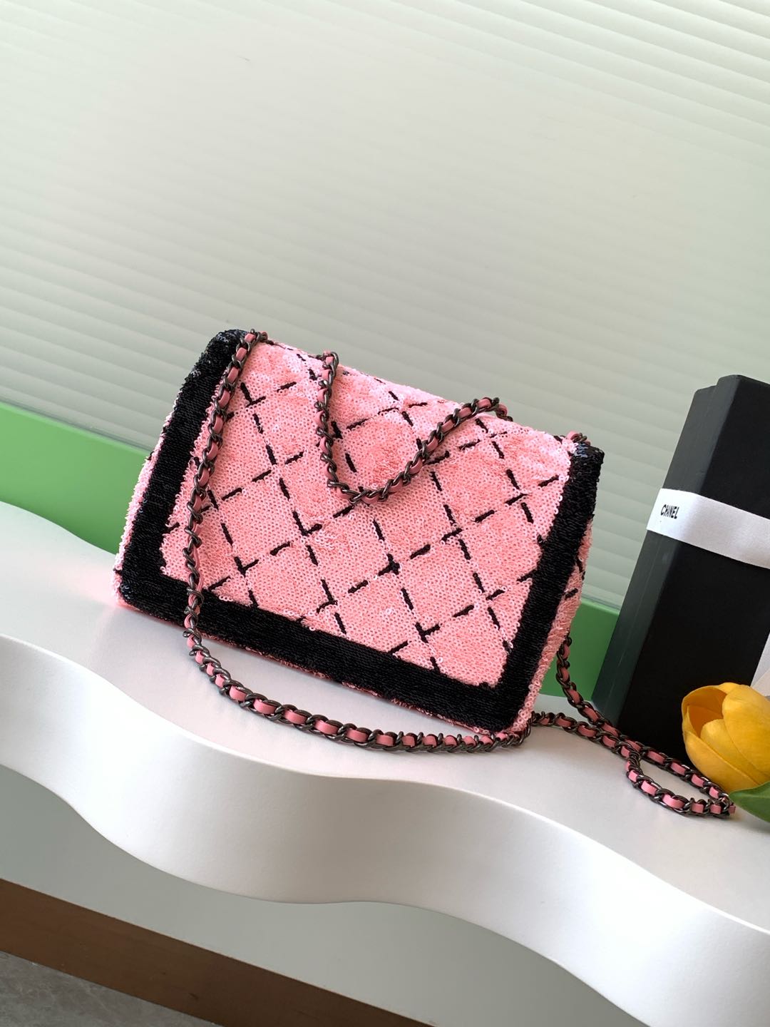 Chanel 24P sac perlé est le cœur de ah, grille rose est vraiment très printemps yuan qi sentiment ! Super love super love ~ superbe corps plein de paillettes embelli avec Bling Bling petites paillettes, paillettes dans différentes lumières scintillant avec up est tout simplement un sac de fée _ trop beau ~ ne peut pas déplacer les yeux ! Taille 20cm avec l'emballage-Hauts Sacs Faux