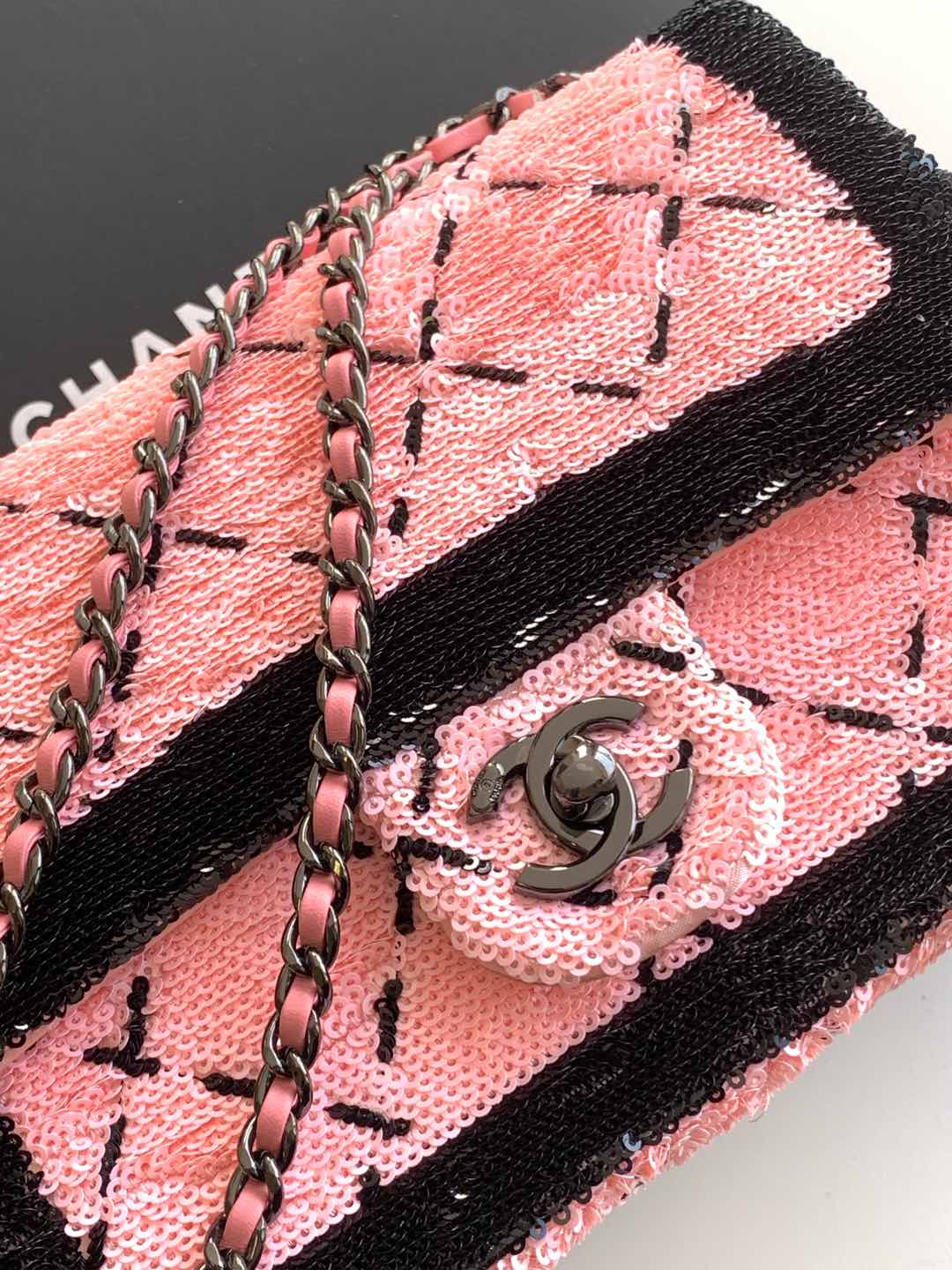 Chanel 24P sac perlé est le cœur de ah, grille rose est vraiment très printemps yuan qi sentiment ! Super love super love ~ superbe corps plein de paillettes embelli avec Bling Bling petites paillettes, paillettes dans différentes lumières scintillant avec up est tout simplement un sac de fée _ trop beau ~ ne peut pas déplacer les yeux ! Taille 20cm avec l'emballage-Hauts Sacs Faux