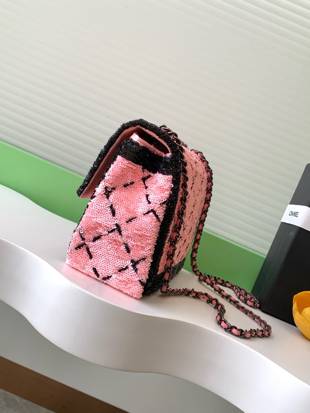 Chanel 24P sac perlé est le cœur de ah, grille rose est vraiment très printemps yuan qi sentiment ! Super love super love ~ superbe corps plein de paillettes embelli avec Bling Bling petites paillettes, paillettes dans différentes lumières scintillant avec up est tout simplement un sac de fée _ trop beau ~ ne peut pas déplacer les yeux ! Taille 20cm avec l'emballage-Hauts Sacs Faux