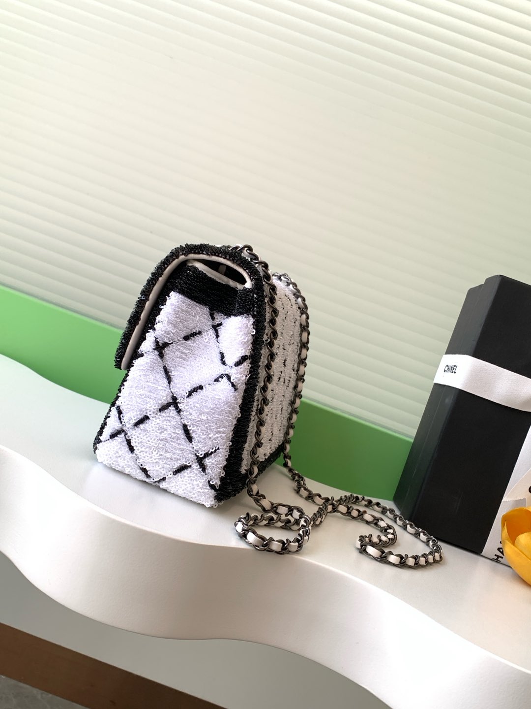 Bolsa Chanel 24P com ContasÉ comovente 💗 a malha branca e preta tem mesmo um toque de meta primavera! Tamanho 20cmEmbalagem