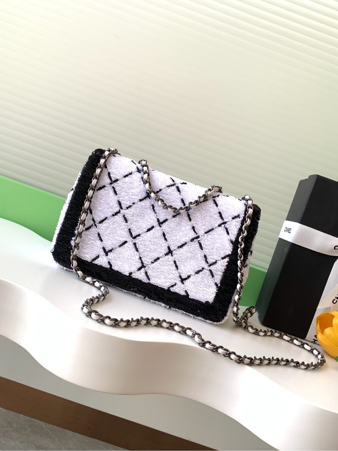 Bolsa Chanel 24P com ContasÉ comovente 💗 a malha branca e preta tem mesmo um toque de meta primavera! Tamanho 20cmEmbalagem