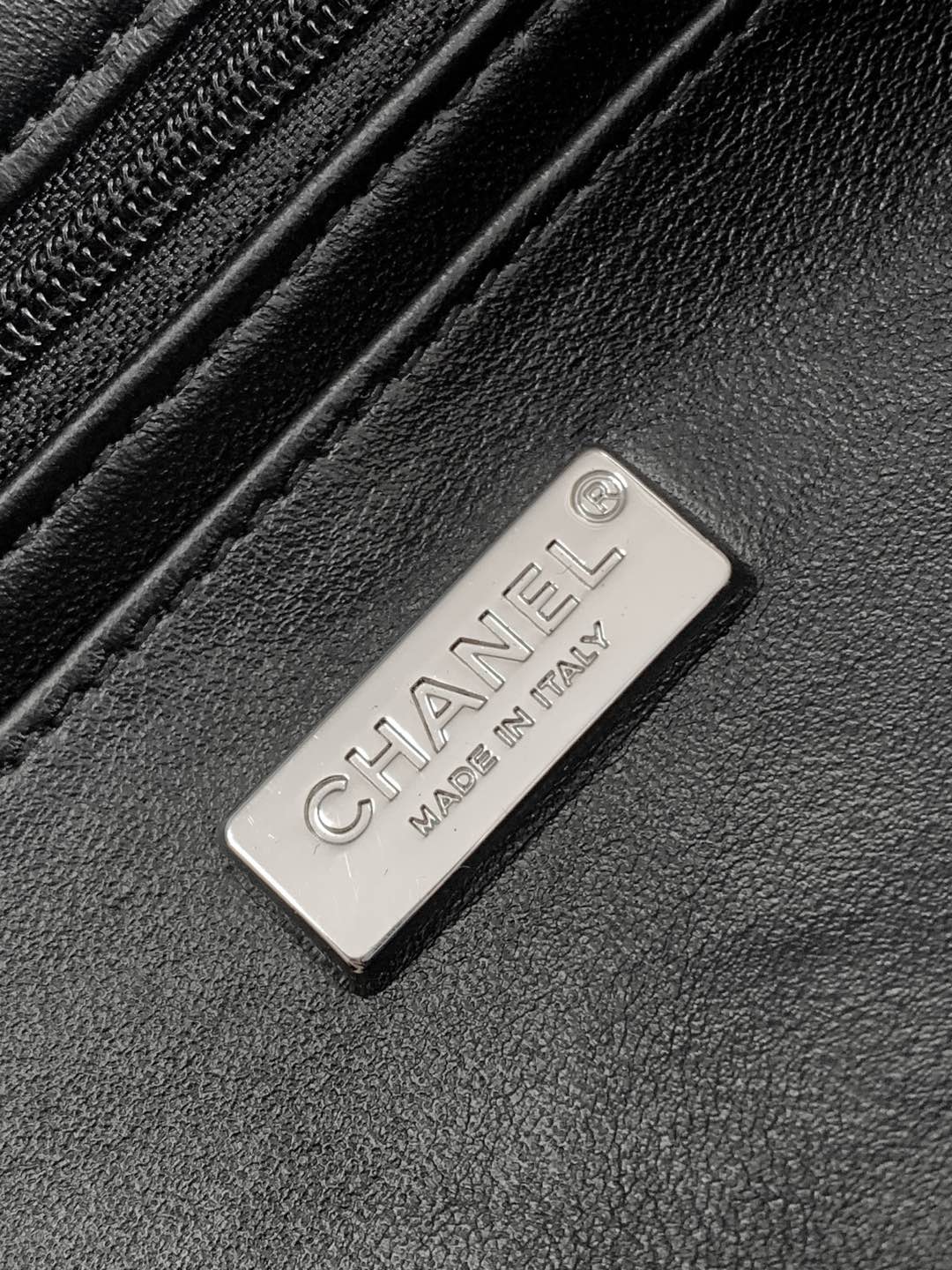 ¡Chanel Edición Limitada Lentejuelas Blanco y Negro Ola CF Cada año los modelos de lentejuelas recibirán un este año esto es demasiado bueno ah! ¡Blanco y negro se superponen en la forma de una ola con el logotipo clásico se espera que sea el próximo clásico! ¡Pero los modelos de lentejuelas también son realmente difíciles de hacer el desarrollo de difícil 100 + fantasma cansado del ritmo de la impotencia demasiado como debe ser hecho para usted! ¡hombro de mano son super agradable de llevar casual si también puede crossbody capacidad super cargado no tiene que preocuparse de no ser capaz de poner un teléfono móvil 囖! Tamaño 15-25-7 con caja - bolsos de alta calidad