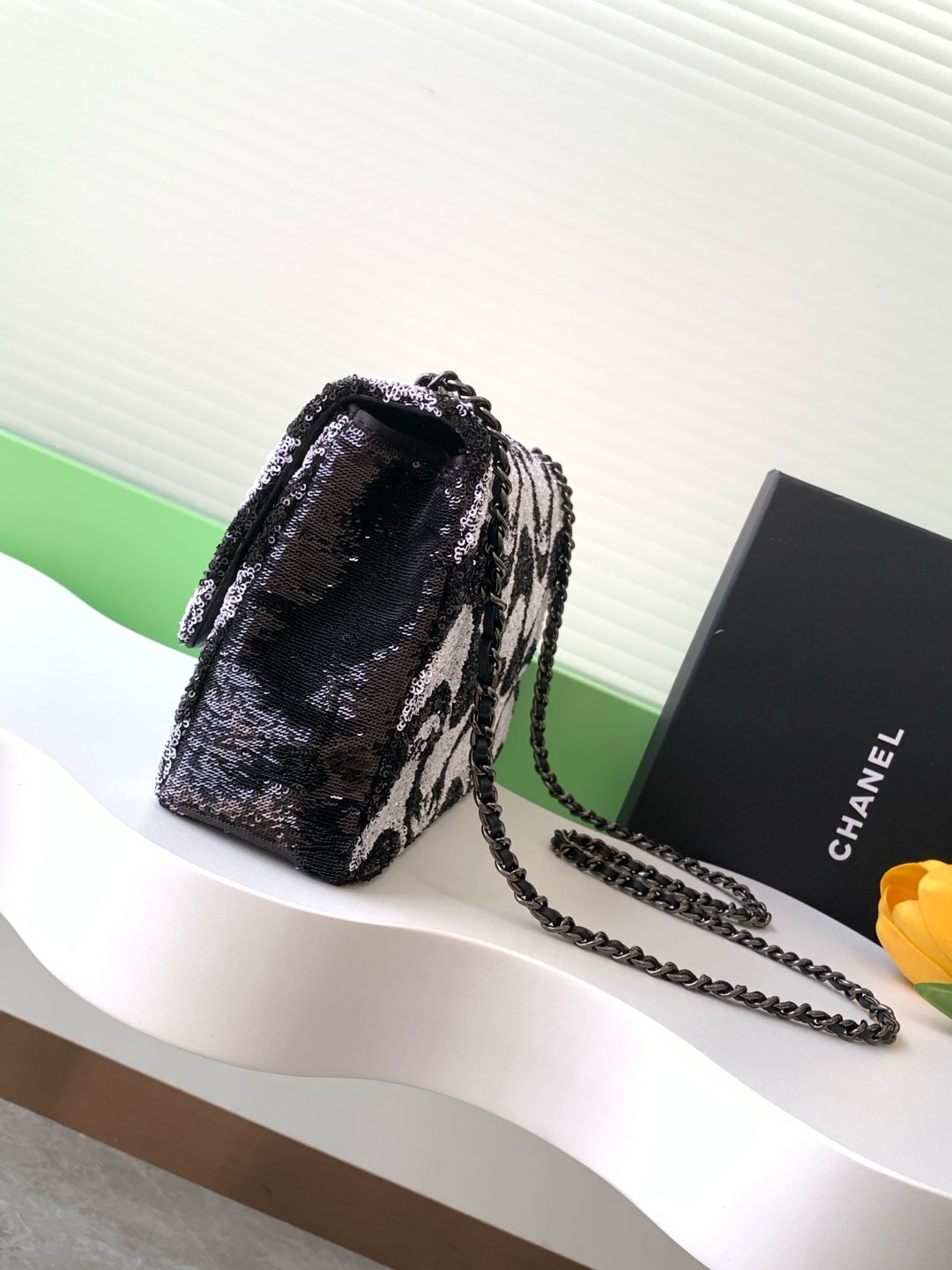 ¡Chanel Edición Limitada Lentejuelas Blanco y Negro Ola CF Cada año los modelos de lentejuelas recibirán un este año esto es demasiado bueno ah! ¡Blanco y negro se superponen en la forma de una ola con el logotipo clásico se espera que sea el próximo clásico! ¡Pero los modelos de lentejuelas también son realmente difíciles de hacer el desarrollo de difícil 100 + fantasma cansado del ritmo de la impotencia demasiado como debe ser hecho para usted! ¡hombro de mano son super agradable de llevar casual si también puede crossbody capacidad super cargado no tiene que preocuparse de no ser capaz de poner un teléfono móvil 囖! Tamaño 15-25-7 con caja - bolsos de alta calidad