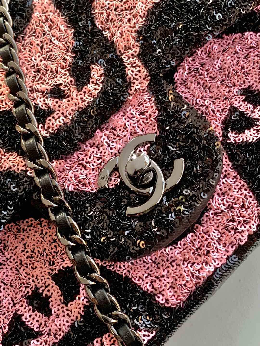 Chanel Limited Edition Sequins Black Pink Wave CF Chaque année, les modèles à paillettes se collectionnent, cette année c'est trop beau ah ! Le chevauchement du noir et du blanc en forme de vague avec le logo classique est susceptible d'être le prochain classique ! Mais les modèles de paillettes sont aussi vraiment difficiles à faire difficulté de développement 100 + fantôme fatigué du rythme, mais trop comme il doit être fait pour vous ! Handheld épaule sont super agréable à porter décontracté si vous pouvez aussi capacité de corps croisé super chargé n'ont pas à s'inquiéter de ne pas être en mesure de mettre un téléphone portable 囖 ! Taille 15-25-7 avec boîte - sacs à main de haute qualité