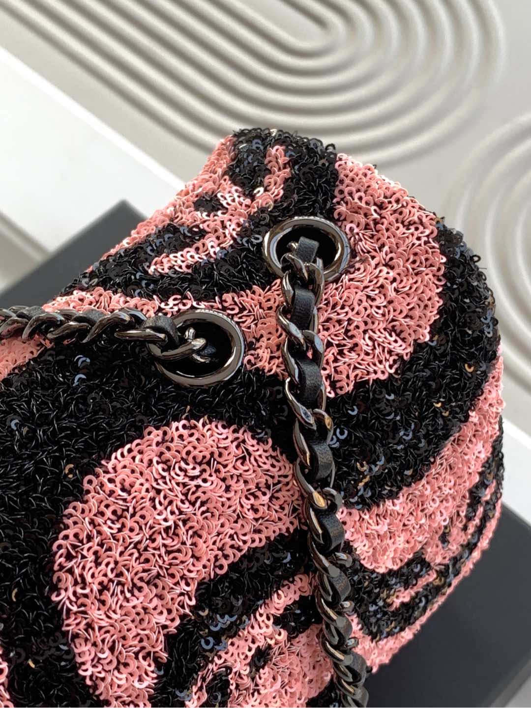 Chanel Limited Edition Sequins Black Pink Wave CF Chaque année, les modèles à paillettes se collectionnent, cette année c'est trop beau ah ! Le chevauchement du noir et du blanc en forme de vague avec le logo classique est susceptible d'être le prochain classique ! Mais les modèles de paillettes sont aussi vraiment difficiles à faire difficulté de développement 100 + fantôme fatigué du rythme, mais trop comme il doit être fait pour vous ! Handheld épaule sont super agréable à porter décontracté si vous pouvez aussi capacité de corps croisé super chargé n'ont pas à s'inquiéter de ne pas être en mesure de mettre un téléphone portable 囖 ! Taille 15-25-7 avec boîte - sacs à main de haute qualité