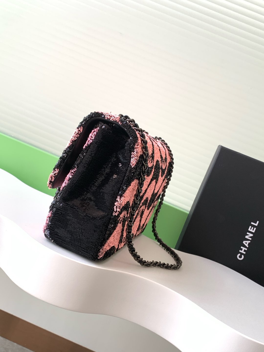 Chanel Limited Edition Sequins Black Pink Wave CF Chaque année, les modèles à paillettes se collectionnent, cette année c'est trop beau ah ! Le chevauchement du noir et du blanc en forme de vague avec le logo classique est susceptible d'être le prochain classique ! Mais les modèles de paillettes sont aussi vraiment difficiles à faire difficulté de développement 100 + fantôme fatigué du rythme, mais trop comme il doit être fait pour vous ! Handheld épaule sont super agréable à porter décontracté si vous pouvez aussi capacité de corps croisé super chargé n'ont pas à s'inquiéter de ne pas être en mesure de mettre un téléphone portable 囖 ! Taille 15-25-7 avec boîte - sacs à main de haute qualité