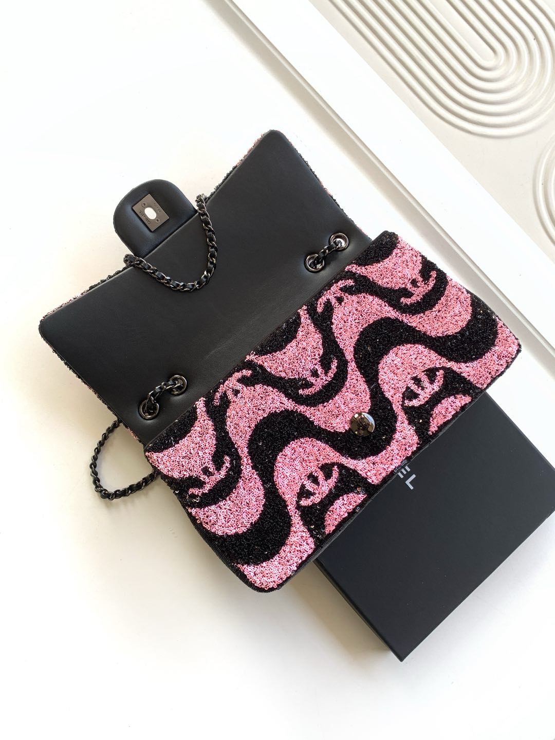 Chanel Limited Edition Sequins Black Pink Wave CF Chaque année, les modèles à paillettes se collectionnent, cette année c'est trop beau ah ! Le chevauchement du noir et du blanc en forme de vague avec le logo classique est susceptible d'être le prochain classique ! Mais les modèles de paillettes sont aussi vraiment difficiles à faire difficulté de développement 100 + fantôme fatigué du rythme, mais trop comme il doit être fait pour vous ! Handheld épaule sont super agréable à porter décontracté si vous pouvez aussi capacité de corps croisé super chargé n'ont pas à s'inquiéter de ne pas être en mesure de mettre un téléphone portable 囖 ! Taille 15-25-7 avec boîte - sacs à main de haute qualité