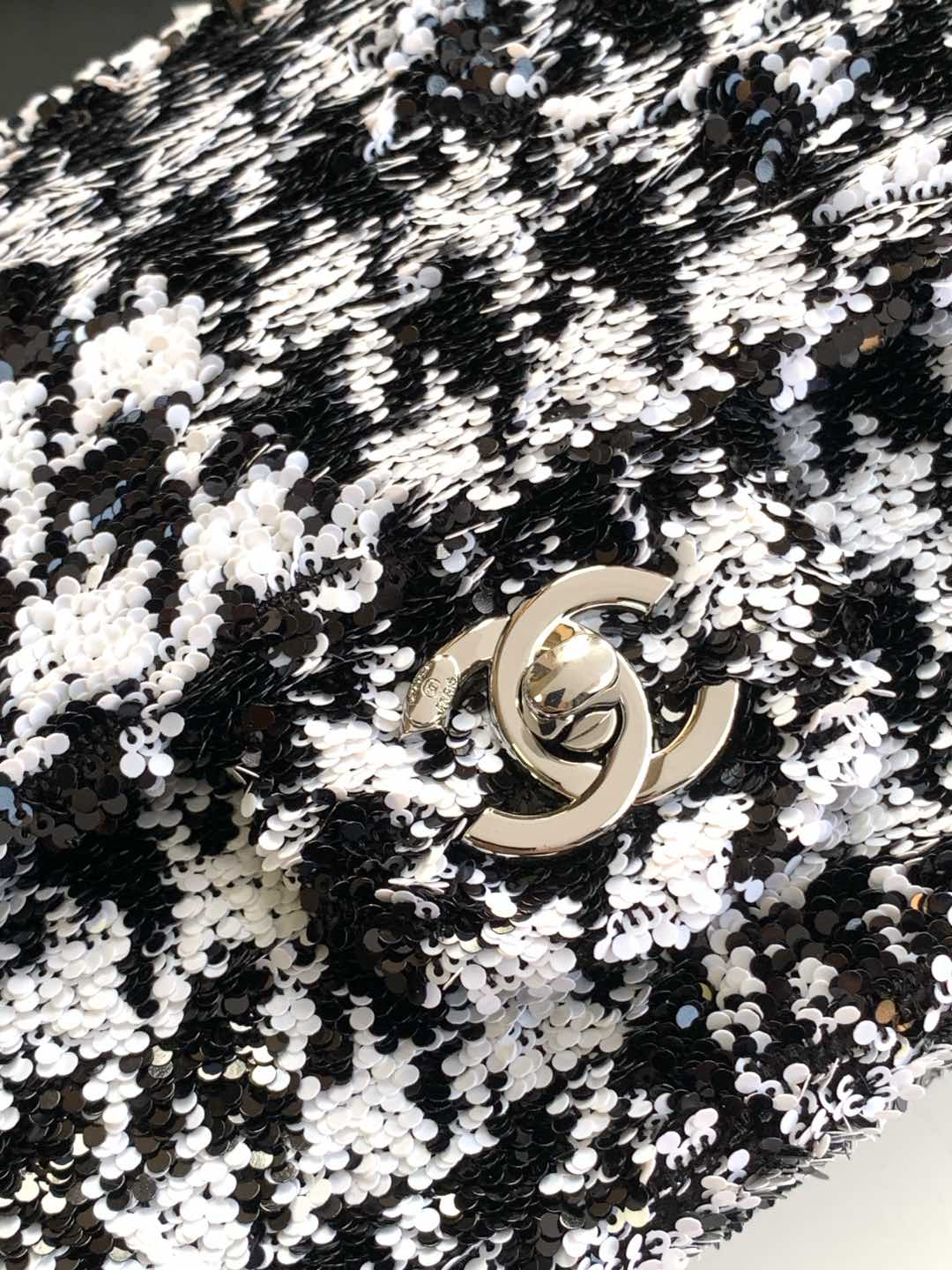 Chanel 24S favorite noir et blanc broderie perlée mille oiseaux carreaux cf paillettes j'aime beaucoup plus durable que le cuir n'a pas peur d'être porté taille 14-21-8 ensemble complet d'emballage-high replica bags