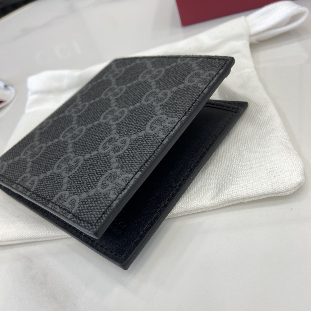 p360 La colección Gucci GG Emblem es una reinterpretación creativa de un motivo clásico con una funcionalidad innovadora. Esta cartera bifold está confeccionada con el nuevo tejido con monograma GG en negro y cuenta con ocho compartimentos para tarjetas y un compartimento multifuncional para billetes que reinterpreta la nueva colección de accesorios.Nuevo tejido entretejido GG con monograma en negro.Forro de piel azulInterior: 8 compartimentos para tarjetas y 1 compartimento para billetesPeso: aprox. 60 gModelo: 821206Dimensiones cerrado: 10 cm (ancho) x 10 cm (alto)Dimensiones abierto: 20cm (ancho) x 10cm (alto)Color: Piel negra grama/negroCreación italiana