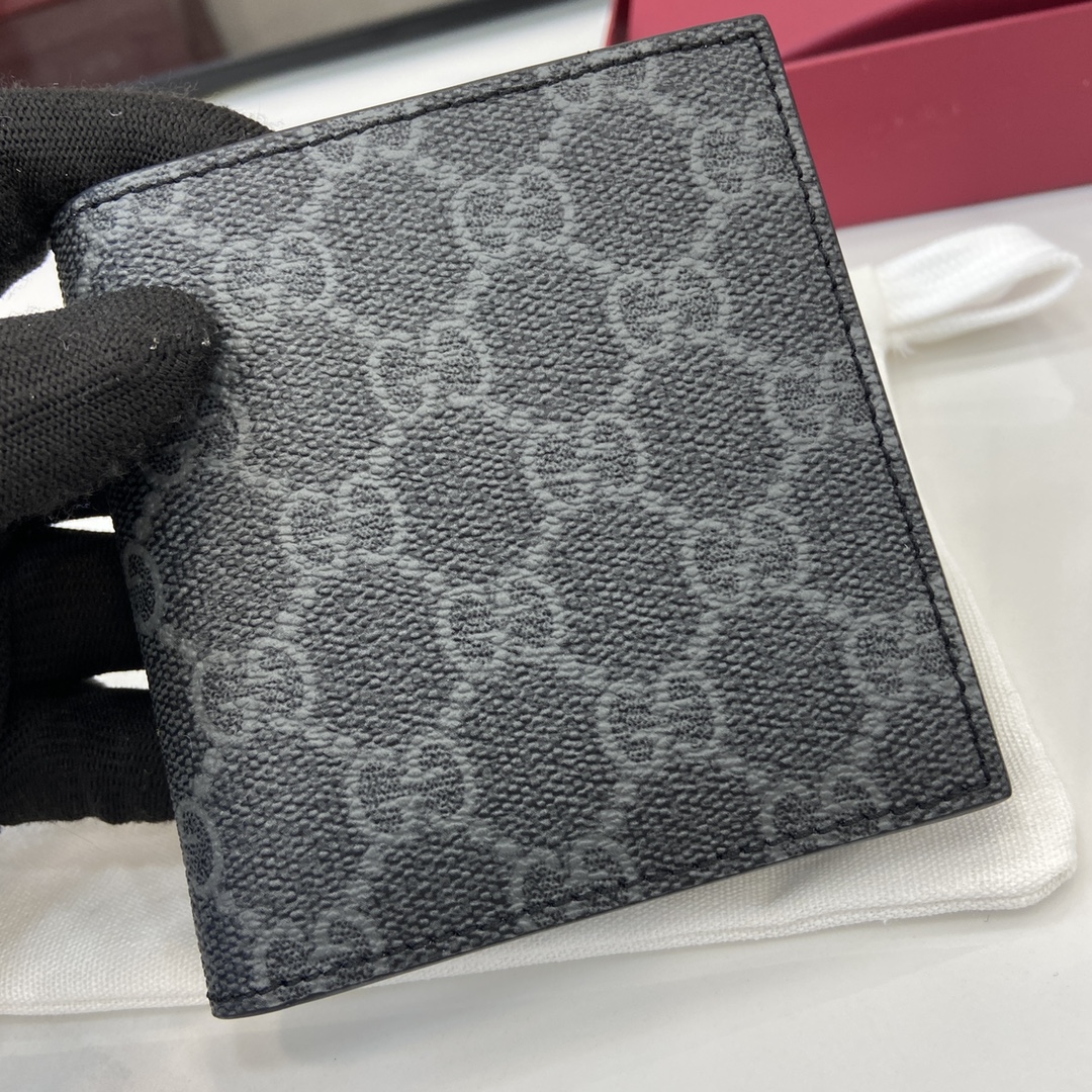 p360 La colección Gucci GG Emblem es una reinterpretación creativa de un motivo clásico con una funcionalidad innovadora. Esta cartera bifold está confeccionada con el nuevo tejido con monograma GG en negro y cuenta con ocho compartimentos para tarjetas y un compartimento multifuncional para billetes que reinterpreta la nueva colección de accesorios.Nuevo tejido entretejido GG con monograma en negro.Forro de piel azulInterior: 8 compartimentos para tarjetas y 1 compartimento para billetesPeso: aprox. 60 gModelo: 821206Dimensiones cerrado: 10 cm (ancho) x 10 cm (alto)Dimensiones abierto: 20cm (ancho) x 10cm (alto)Color: Piel negra grama/negroCreación italiana