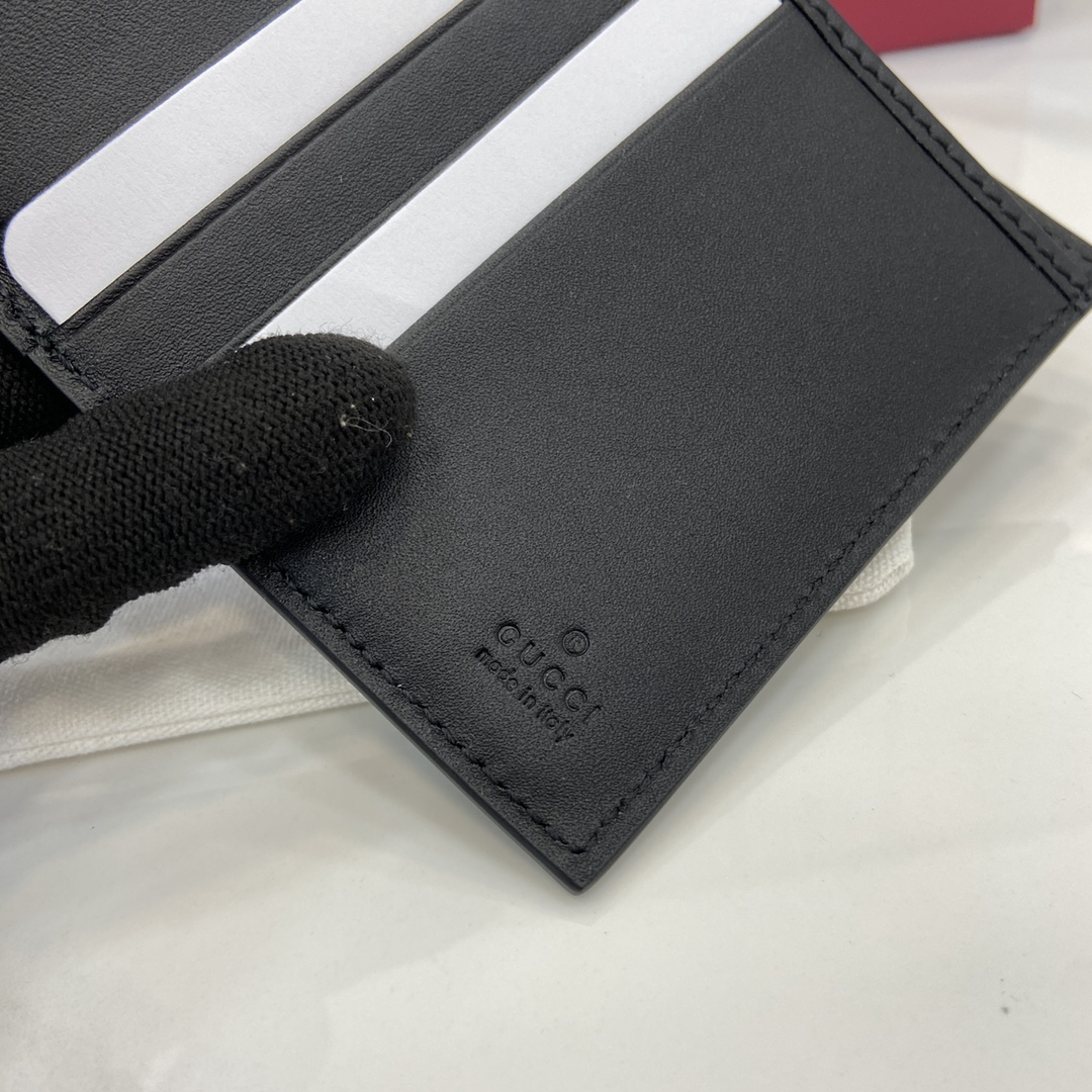 p360 La colección Gucci GG Emblem es una reinterpretación creativa de un motivo clásico con una funcionalidad innovadora. Esta cartera bifold está confeccionada con el nuevo tejido con monograma GG en negro y cuenta con ocho compartimentos para tarjetas y un compartimento multifuncional para billetes que reinterpreta la nueva colección de accesorios.Nuevo tejido entretejido GG con monograma en negro.Forro de piel azulInterior: 8 compartimentos para tarjetas y 1 compartimento para billetesPeso: aprox. 60 gModelo: 821206Dimensiones cerrado: 10 cm (ancho) x 10 cm (alto)Dimensiones abierto: 20cm (ancho) x 10cm (alto)Color: Piel negra grama/negroCreación italiana