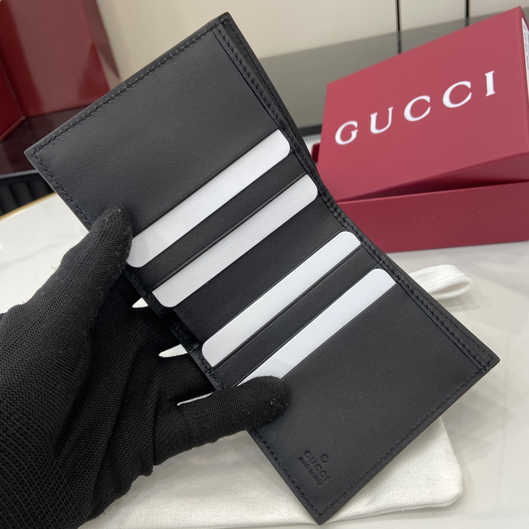 p360 La collection Gucci GG Emblem ravive les motifs classiques avec un design créatif et une fonctionnalité innovanteConstruit pour être conservé pendant des années, ce portefeuille bifold ravive la collection d'accessoires avec le nouveau tissu monogrammé GG en noirLe portefeuille est fabriqué avec le nouveau tissu monogrammé GG en noirLe portefeuille ravive la collection d'accessoires avec le nouveau tissu monogrammé GG en noirLe portefeuille est fabriqué avec le nouveau tissu monogrammé GG en noirLe portefeuille est fabriqué avec le nouveau tissu monogrammé GG en noirLe portefeuille est fabriqué avec le nouveau tissu monogrammé GG en noirLe portefeuille est fabriqué avec le nouveau tissu monogrammé GG en bleuIntérieur : 8 compartiments pour cartes et 1 compartiment pour billets de banquePoids : env. 60 g compartiments pour cartes et 1 compartiment pour billets de banquePoids : env. 60 gModèle no. : 821206Taille fermé : 10 cm (L) x 10 cm (H)Taille ouvert : 20 cm (L) x 10 cm (H)Couleur : Cuir noir gélatineux/noirCréation Italie - sacs de haute qualité