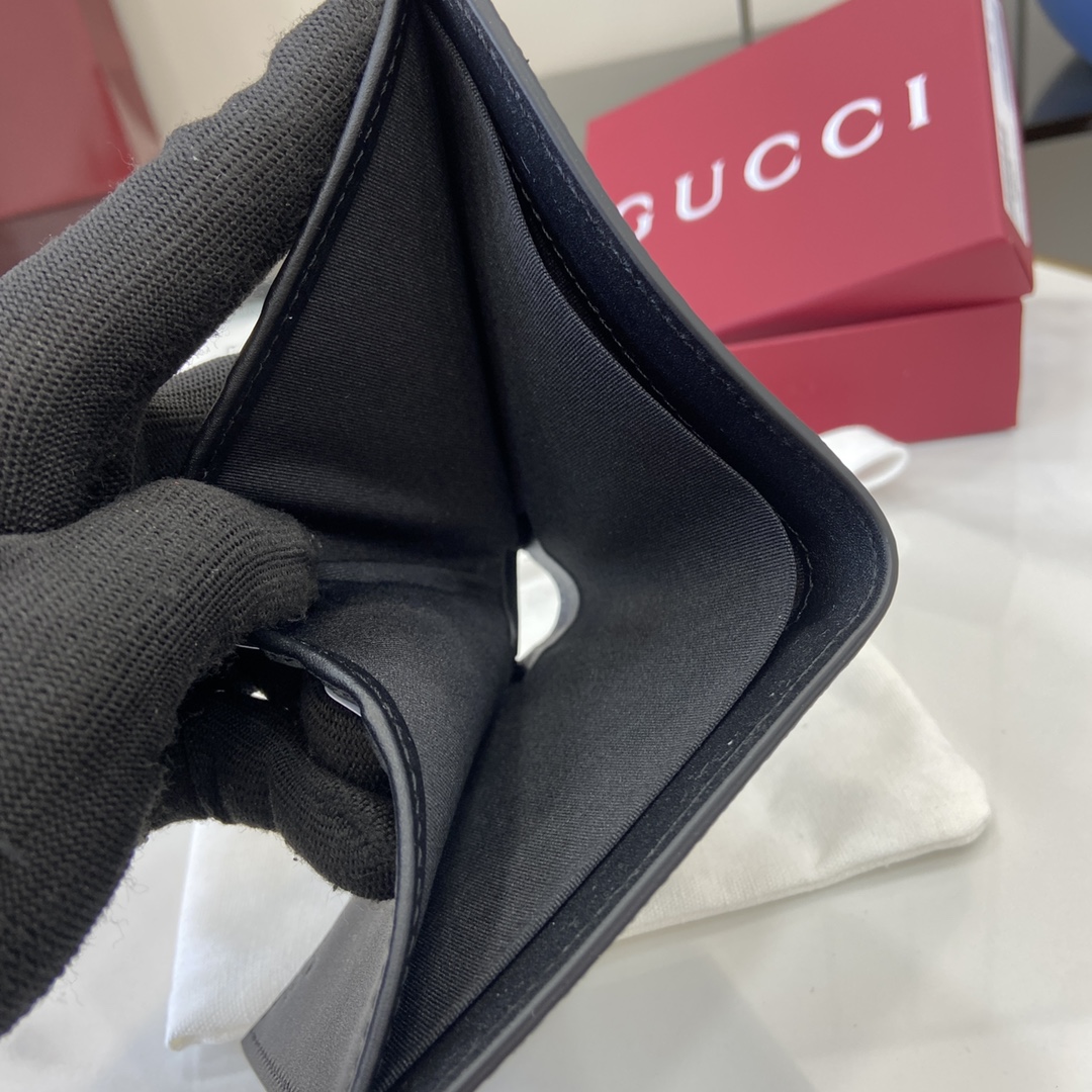 p360 La collection Gucci GG Emblem ravive les motifs classiques avec un design créatif et une fonctionnalité innovanteConstruit pour être conservé pendant des années, ce portefeuille bifold ravive la collection d'accessoires avec le nouveau tissu monogrammé GG en noirLe portefeuille est fabriqué avec le nouveau tissu monogrammé GG en noirLe portefeuille ravive la collection d'accessoires avec le nouveau tissu monogrammé GG en noirLe portefeuille est fabriqué avec le nouveau tissu monogrammé GG en noirLe portefeuille est fabriqué avec le nouveau tissu monogrammé GG en noirLe portefeuille est fabriqué avec le nouveau tissu monogrammé GG en noirLe portefeuille est fabriqué avec le nouveau tissu monogrammé GG en bleuIntérieur : 8 compartiments pour cartes et 1 compartiment pour billets de banquePoids : env. 60 g compartiments pour cartes et 1 compartiment pour billets de banquePoids : env. 60 gModèle no. : 821206Taille fermé : 10 cm (L) x 10 cm (H)Taille ouvert : 20 cm (L) x 10 cm (H)Couleur : Cuir noir gélatineux/noirCréation Italie - sacs de haute qualité