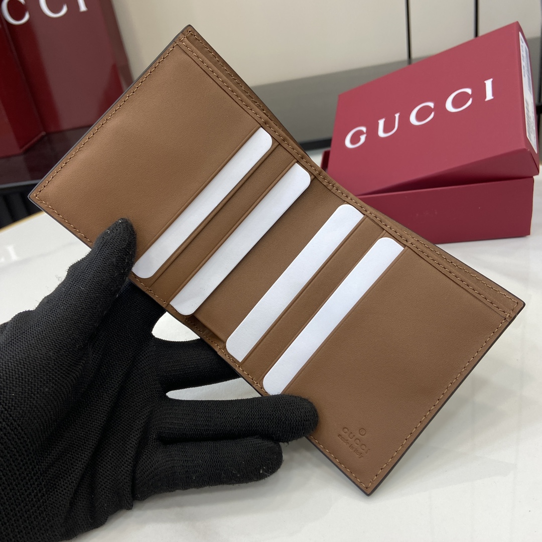 p360 La colección Gucci GG Emblem revive los motivos clásicos con un diseño creativo y una funcionalidad innovadoraFabricada para atesorarla durante añosEsta cartera bifold revive la nueva colección de accesorios con el nuevo tejido con monograma GG en beige y marrón oscuroLa cartera cuenta con ocho compartimentos para tarjetas y un compartimento multifuncional para billetesBeige y marrón oscuroEl nuevo tejido con monograma GG recubierto de piel marrón. ForroInterior: 8 compartimentos para tarjetas y 1 compartimento para billetesPeso: aprox. 60 gModelo: 821206Tamaño cerrada: 10 cm (ancho) x 10 cm (alto)Tamaño abierta: 20 cm (ancho) x 10 cm (alto)Color: pvc marrón/marrónItalian Creations - Bolsos de alta calidad