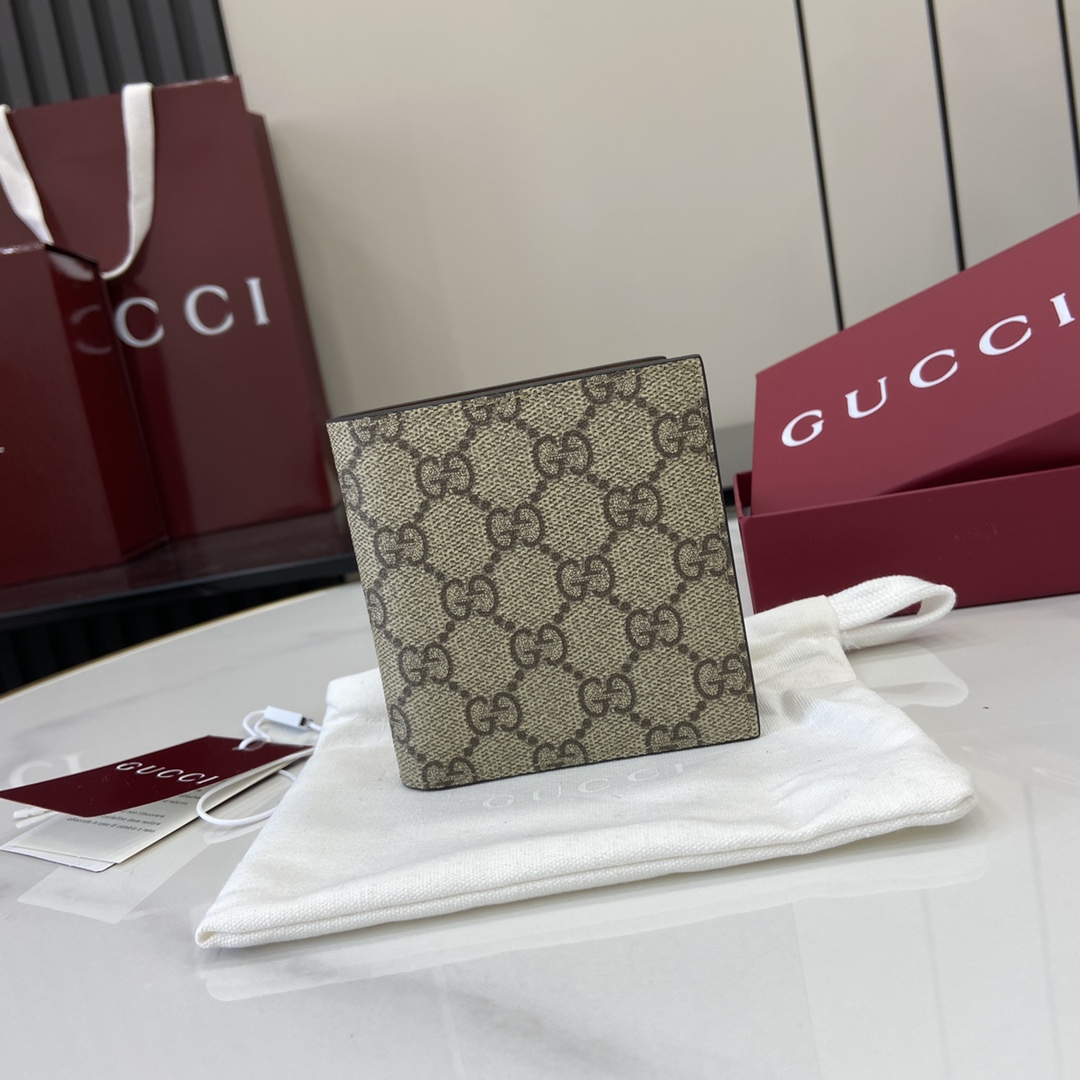 p360 La colección Gucci GG Emblem revive los motivos clásicos con un diseño creativo y una funcionalidad innovadoraFabricada para atesorarla durante añosEsta cartera bifold revive la nueva colección de accesorios con el nuevo tejido con monograma GG en beige y marrón oscuroLa cartera cuenta con ocho compartimentos para tarjetas y un compartimento multifuncional para billetesBeige y marrón oscuroEl nuevo tejido con monograma GG recubierto de piel marrón. ForroInterior: 8 compartimentos para tarjetas y 1 compartimento para billetesPeso: aprox. 60 gModelo: 821206Tamaño cerrada: 10 cm (ancho) x 10 cm (alto)Tamaño abierta: 20 cm (ancho) x 10 cm (alto)Color: pvc marrón/marrónItalian Creations - Bolsos de alta calidad