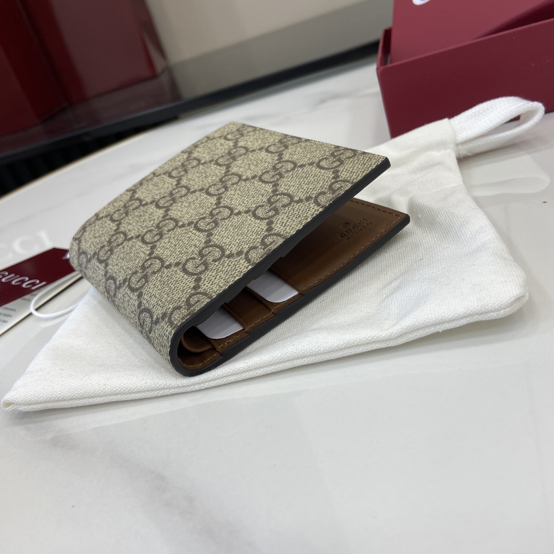 p360 La colección Gucci GG Emblem revive los motivos clásicos con un diseño creativo y una funcionalidad innovadoraFabricada para atesorarla durante añosEsta cartera bifold revive la nueva colección de accesorios con el nuevo tejido con monograma GG en beige y marrón oscuroLa cartera cuenta con ocho compartimentos para tarjetas y un compartimento multifuncional para billetesBeige y marrón oscuroEl nuevo tejido con monograma GG recubierto de piel marrón. ForroInterior: 8 compartimentos para tarjetas y 1 compartimento para billetesPeso: aprox. 60 gModelo: 821206Tamaño cerrada: 10 cm (ancho) x 10 cm (alto)Tamaño abierta: 20 cm (ancho) x 10 cm (alto)Color: pvc marrón/marrónItalian Creations - Bolsos de alta calidad