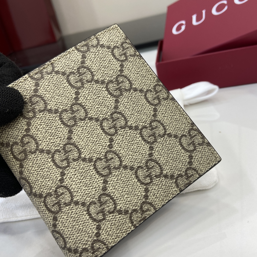 p360 La colección Gucci GG Emblem revive los motivos clásicos con un diseño creativo y una funcionalidad innovadoraFabricada para atesorarla durante añosEsta cartera bifold revive la nueva colección de accesorios con el nuevo tejido con monograma GG en beige y marrón oscuroLa cartera cuenta con ocho compartimentos para tarjetas y un compartimento multifuncional para billetesBeige y marrón oscuroEl nuevo tejido con monograma GG recubierto de piel marrón. ForroInterior: 8 compartimentos para tarjetas y 1 compartimento para billetesPeso: aprox. 60 gModelo: 821206Tamaño cerrada: 10 cm (ancho) x 10 cm (alto)Tamaño abierta: 20 cm (ancho) x 10 cm (alto)Color: pvc marrón/marrónItalian Creations - Bolsos de alta calidad