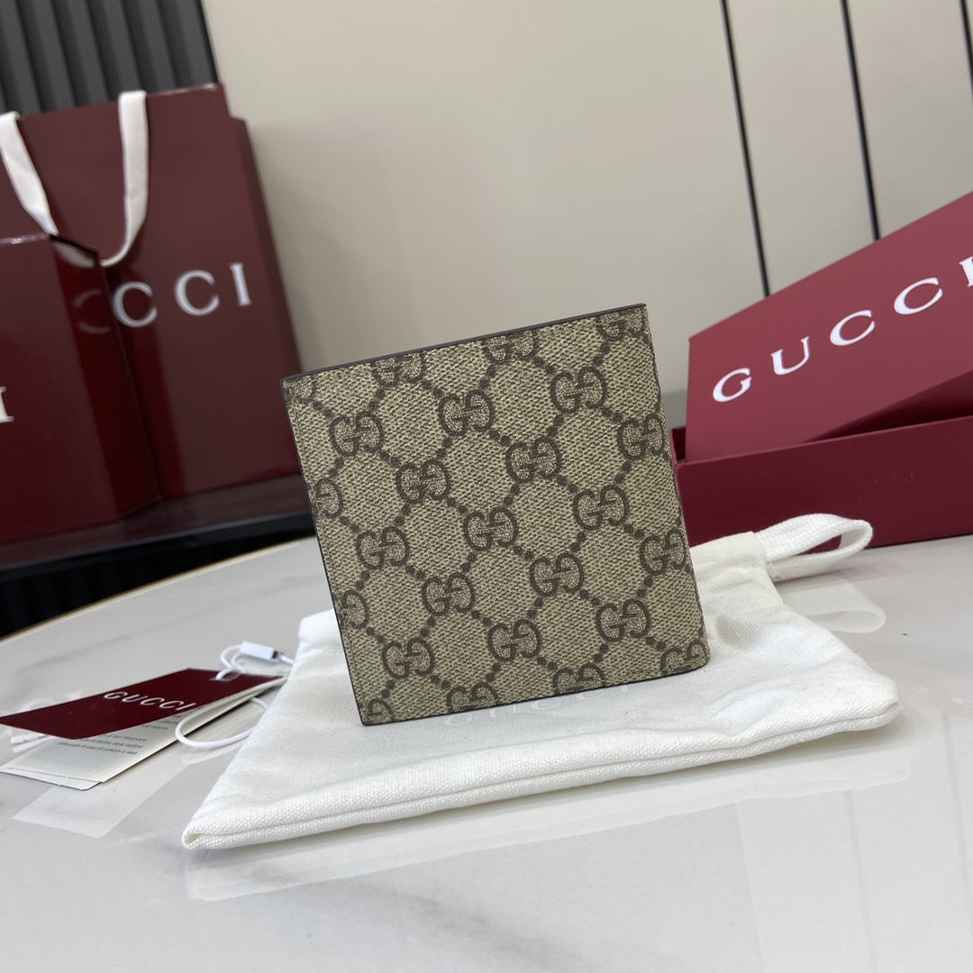 p360 La colección Gucci GG Emblem revive los motivos clásicos con un diseño creativo y una funcionalidad innovadoraFabricada para atesorarla durante añosEsta cartera bifold revive la nueva colección de accesorios con el nuevo tejido con monograma GG en beige y marrón oscuroLa cartera cuenta con ocho compartimentos para tarjetas y un compartimento multifuncional para billetesBeige y marrón oscuroEl nuevo tejido con monograma GG recubierto de piel marrón. ForroInterior: 8 compartimentos para tarjetas y 1 compartimento para billetesPeso: aprox. 60 gModelo: 821206Tamaño cerrada: 10 cm (ancho) x 10 cm (alto)Tamaño abierta: 20 cm (ancho) x 10 cm (alto)Color: pvc marrón/marrónItalian Creations - Bolsos de alta calidad