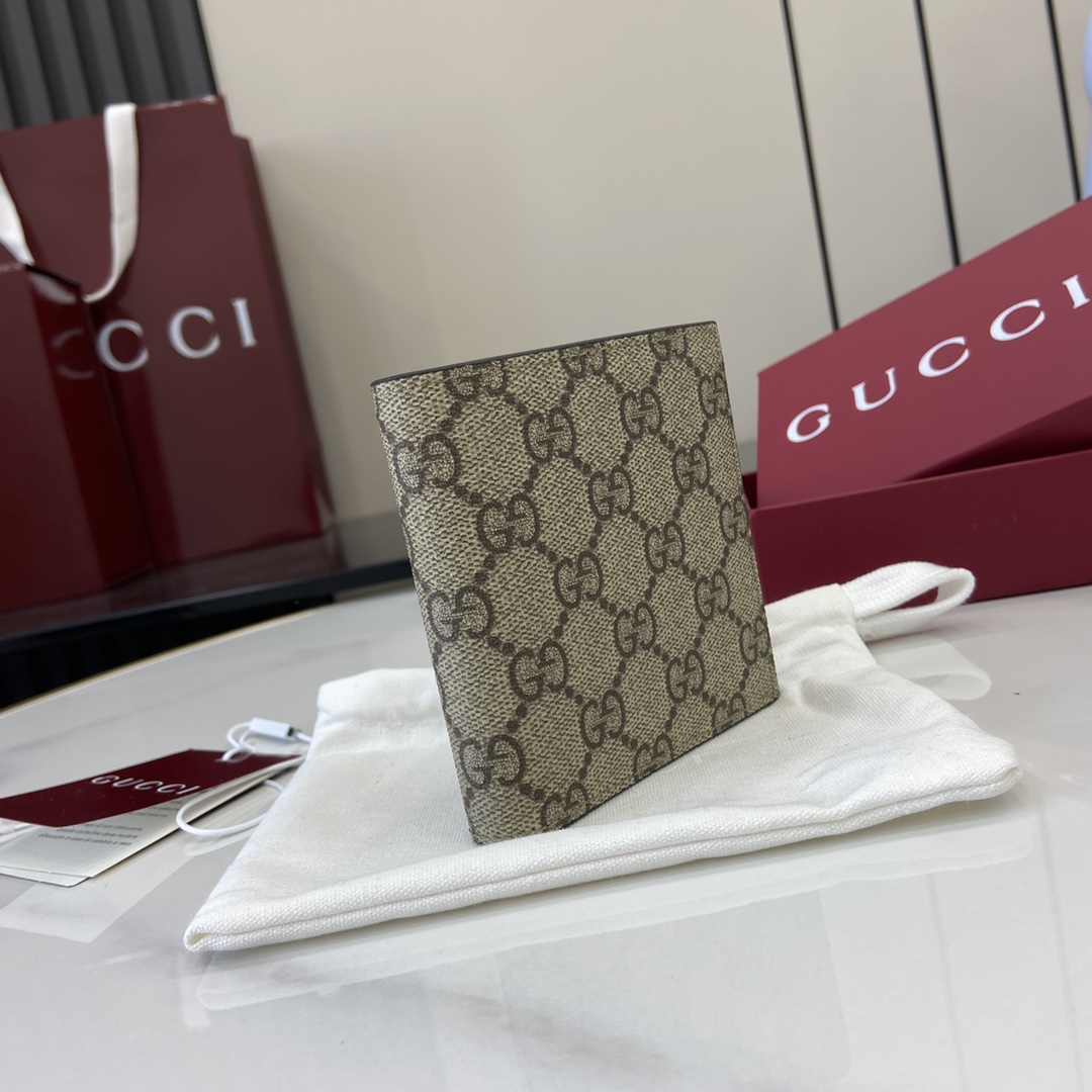 p360 La colección Gucci GG Emblem revive los motivos clásicos con un diseño creativo y una funcionalidad innovadoraFabricada para atesorarla durante añosEsta cartera bifold revive la nueva colección de accesorios con el nuevo tejido con monograma GG en beige y marrón oscuroLa cartera cuenta con ocho compartimentos para tarjetas y un compartimento multifuncional para billetesBeige y marrón oscuroEl nuevo tejido con monograma GG recubierto de piel marrón. ForroInterior: 8 compartimentos para tarjetas y 1 compartimento para billetesPeso: aprox. 60 gModelo: 821206Tamaño cerrada: 10 cm (ancho) x 10 cm (alto)Tamaño abierta: 20 cm (ancho) x 10 cm (alto)Color: pvc marrón/marrónItalian Creations - Bolsos de alta calidad