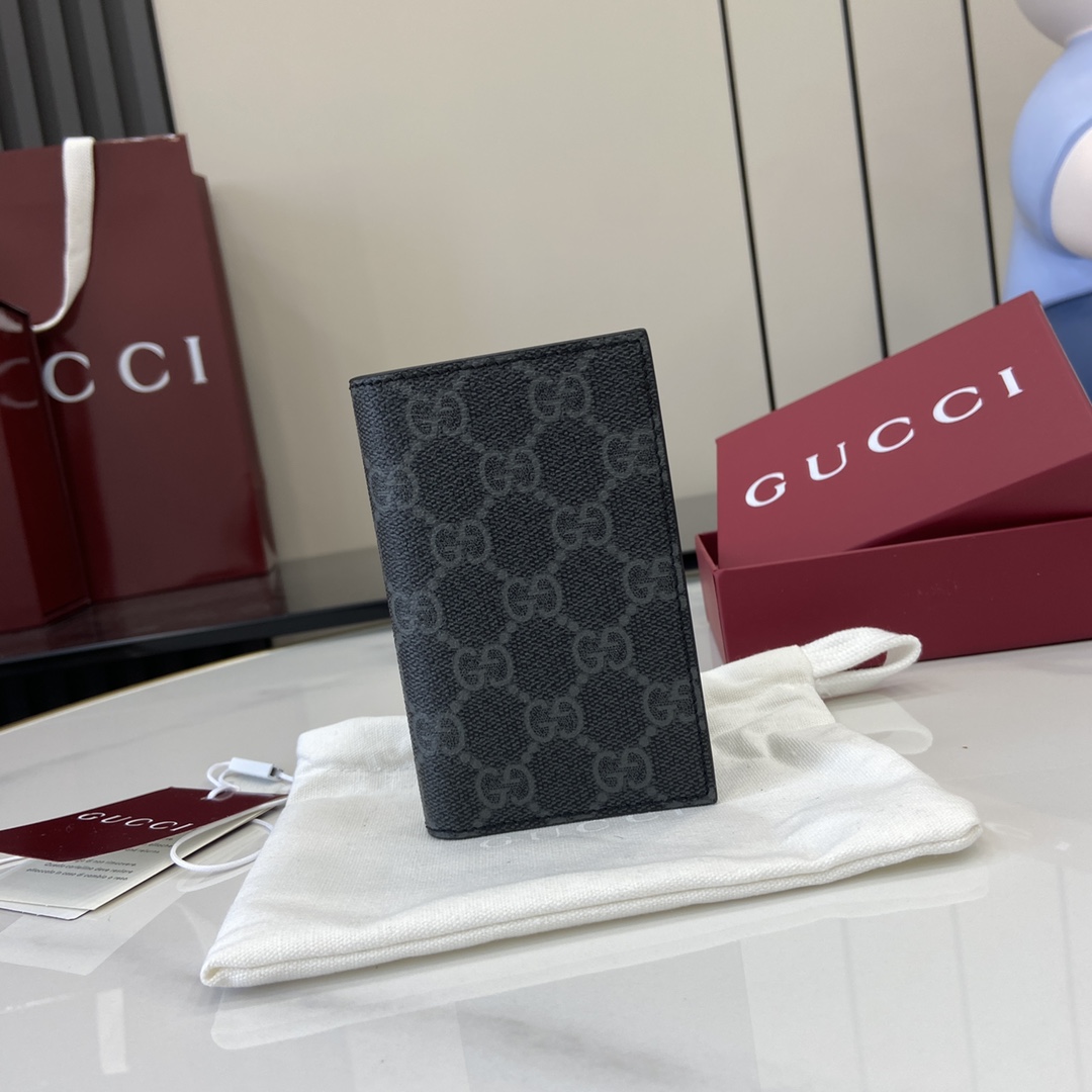 p360 La colección Gucci GG Emblem reinterpreta los motivos clásicos con un diseño creativo y una funcionalidad innovadora, creando un artículo atesorado durante años. Esta cartera bifold está confeccionada con el nuevo tejido con monograma GG en negro, reinterpretando la nueva colección de accesorios con múltiples compartimentos para tarjetas y otros compartimentos multifuncionales.Nuevo tejido entretejido GG con monograma en negro.Forro de piel azulInterior: 8 compartimentos para tarjetas, 2 compartimentos invisibles y 1 ranura exterior para tarjetasPeso: aprox. 0,085 kgModelo: 821209Dimensiones abierto: 15 cm (ancho) x 12 cm (alto)Dimensiones cerrada: 7,5 cm (ancho) x 12 cm (alto)Color: cuero grama/negroCreación italiana