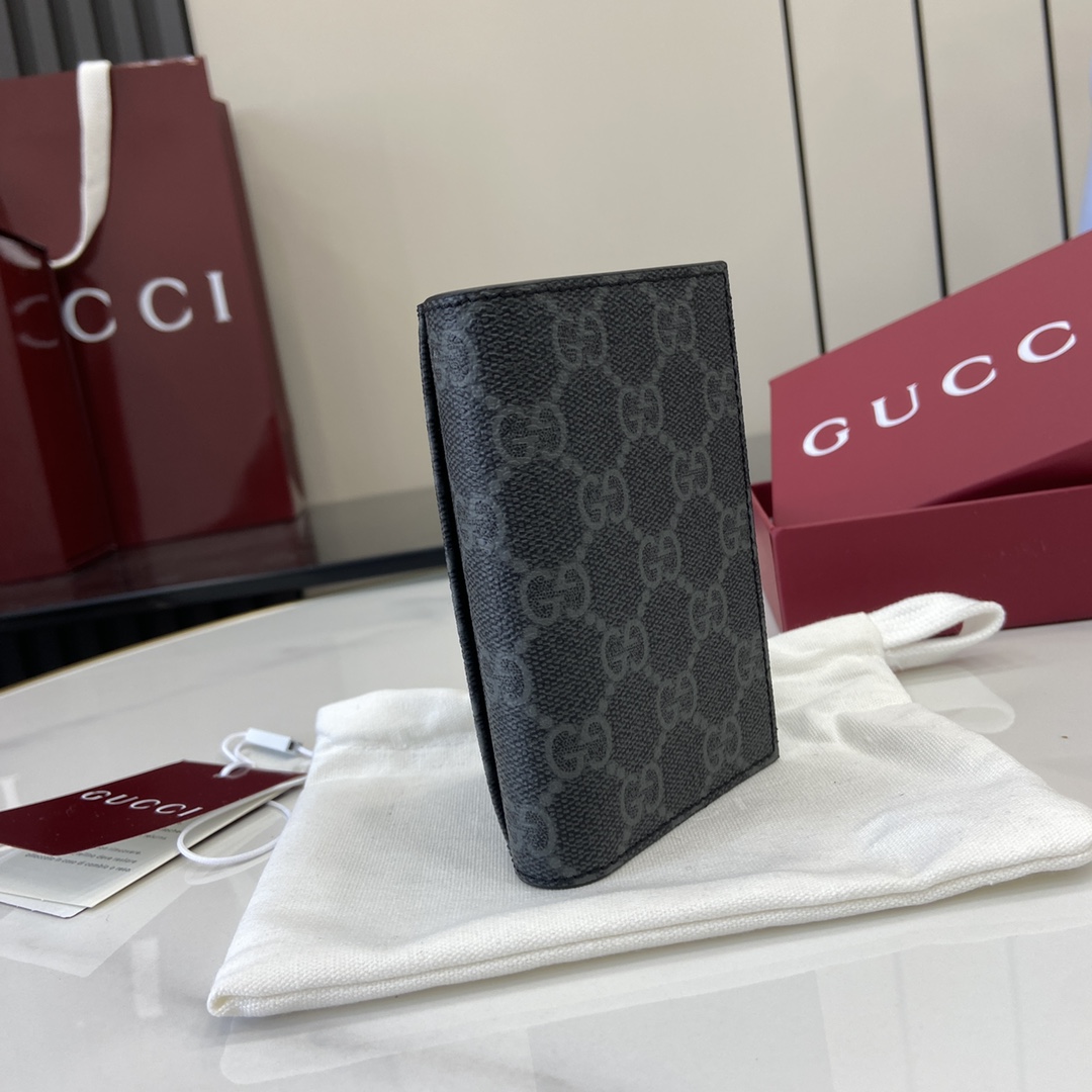 p360 تعيد مجموعة Gucci GG Emblem إحياء الزخارف الكلاسيكية بتصميم مبتكر ووظائف مبتكرةصُنعت هذه المحفظة ثنائية الطي باللون الأسود مع أقمشة GG الجديدة المزينة بحروف GG لإحياء مجموعة الإكسسوارات الجديدةتتميز بأماكن متعددة للبطاقات ومقصورات أخرى متعددة الوظائفأسود مع أقمشة GG الجديدة المزينة بحروف GGبطانة جلدية زرقاءالداخلية: 8 بطاقات من الداخل: 8 حجرات للبطاقات، 2 حجرات غير مرئية وفتحة بطاقة خارجية واحدةالوزن: 0.085 كجم تقريبًارقم الموديل: 821209الحجم عند الفتح: 15 سم (عرض) × 12 سم (ارتفاع)الحجم عند الإغلاق: 7.5 سم (عرض) × 12 سم (ارتفاع)اللون: جلد جرامي/أسودحقائب يد إيطالية-حقائب يد عالية الجودة