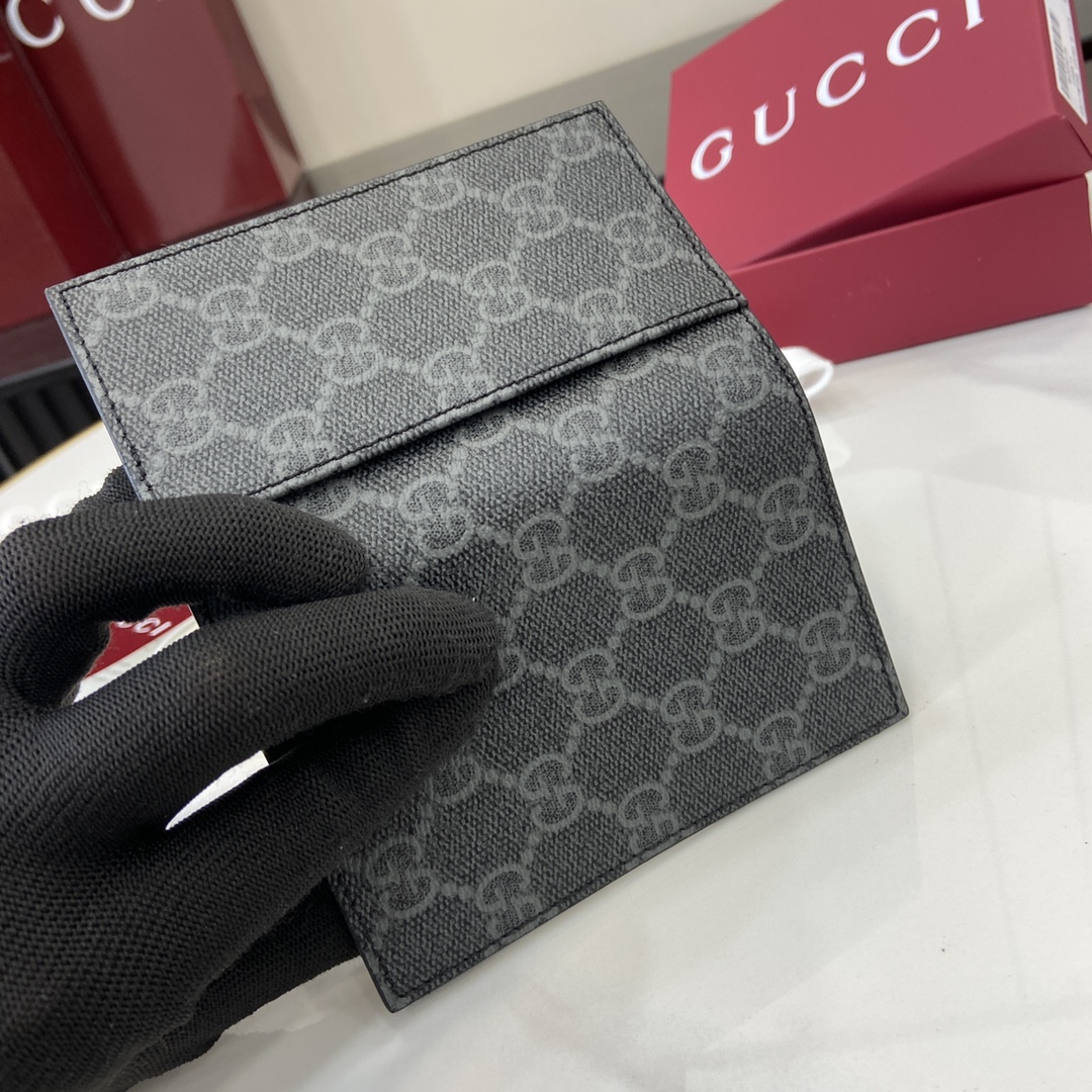 p360 La colección Gucci GG Emblem reinterpreta los motivos clásicos con un diseño creativo y una funcionalidad innovadora, creando un artículo atesorado durante años. Esta cartera bifold está confeccionada con el nuevo tejido con monograma GG en negro, reinterpretando la nueva colección de accesorios con múltiples compartimentos para tarjetas y otros compartimentos multifuncionales.Nuevo tejido entretejido GG con monograma en negro.Forro de piel azulInterior: 8 compartimentos para tarjetas, 2 compartimentos invisibles y 1 ranura exterior para tarjetasPeso: aprox. 0,085 kgModelo: 821209Dimensiones abierto: 15 cm (ancho) x 12 cm (alto)Dimensiones cerrada: 7,5 cm (ancho) x 12 cm (alto)Color: cuero grama/negroCreación italiana