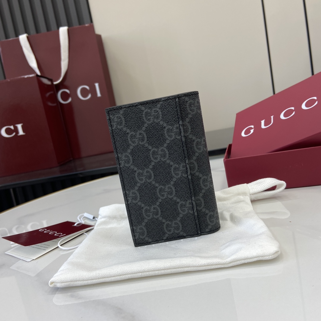 p360 La collection Gucci GG Emblem ravive les motifs classiques avec un design créatif et une fonctionnalité innovanteCréé pour être conservé pendant des annéesCe portefeuille bifold est fabriqué en noir avec le nouveau tissu monogrammé GG pour raviver la nouvelle collection d'accessoiresComporte plusieurs compartiments à cartes et d'autres compartiments multifonctionnelsNoir avec le nouveau tissu monogrammé GGDoublure en cuir bleuIntérieur : 8 cartes Intérieur : 8 compartiments à cartes, 2 compartiments invisibles et 1 fente pour cartes externesPoids : environ 0,085 kgNo de modèle : 821209Dimensions ouvert : 15 cm (L) x 12 cm (H)Dimensions fermé : 7,5 cm (L) x 12 cm (H)Couleur : Cuir Grammy/NoirCréation d'Italie-Sacs à main de haute qualité