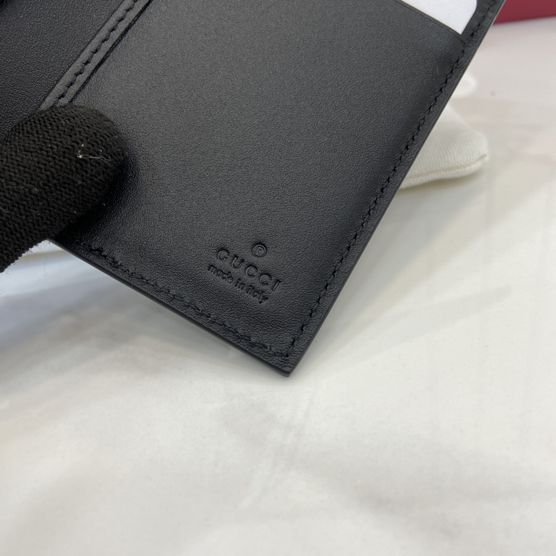 p360 La colección Gucci GG Emblem reinterpreta los motivos clásicos con un diseño creativo y una funcionalidad innovadora, creando un artículo atesorado durante años. Esta cartera bifold está confeccionada con el nuevo tejido con monograma GG en negro, reinterpretando la nueva colección de accesorios con múltiples compartimentos para tarjetas y otros compartimentos multifuncionales.Nuevo tejido entretejido GG con monograma en negro.Forro de piel azulInterior: 8 compartimentos para tarjetas, 2 compartimentos invisibles y 1 ranura exterior para tarjetasPeso: aprox. 0,085 kgModelo: 821209Dimensiones abierto: 15 cm (ancho) x 12 cm (alto)Dimensiones cerrada: 7,5 cm (ancho) x 12 cm (alto)Color: cuero grama/negroCreación italiana