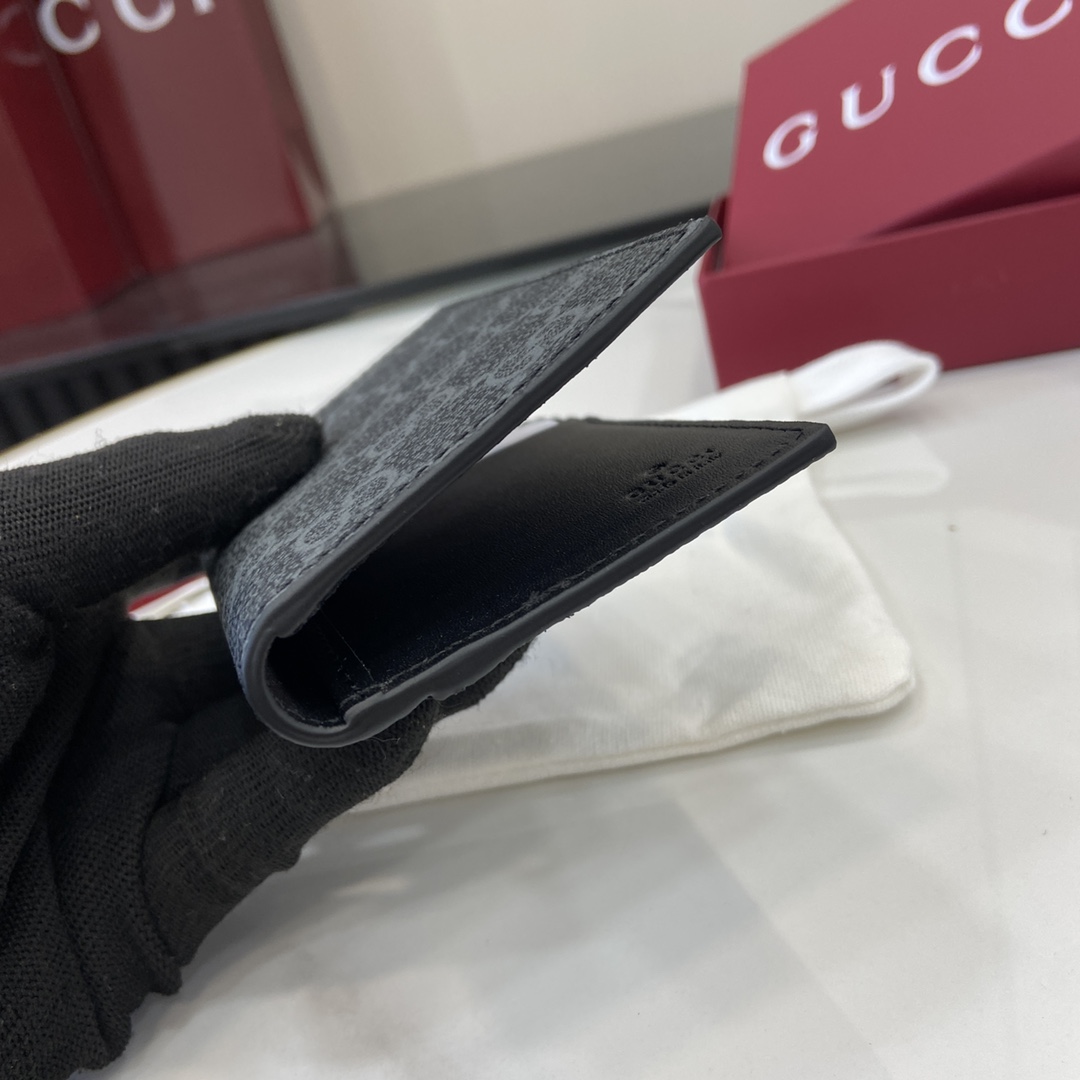 p360 La collection Gucci GG Emblem ravive les motifs classiques avec un design créatif et une fonctionnalité innovanteCréé pour être conservé pendant des annéesCe portefeuille bifold est fabriqué en noir avec le nouveau tissu monogrammé GG pour raviver la nouvelle collection d'accessoiresComporte plusieurs compartiments à cartes et d'autres compartiments multifonctionnelsNoir avec le nouveau tissu monogrammé GGDoublure en cuir bleuIntérieur : 8 cartes Intérieur : 8 compartiments à cartes, 2 compartiments invisibles et 1 fente pour cartes externesPoids : environ 0,085 kgNo de modèle : 821209Dimensions ouvert : 15 cm (L) x 12 cm (H)Dimensions fermé : 7,5 cm (L) x 12 cm (H)Couleur : Cuir Grammy/NoirCréation d'Italie-Sacs à main de haute qualité