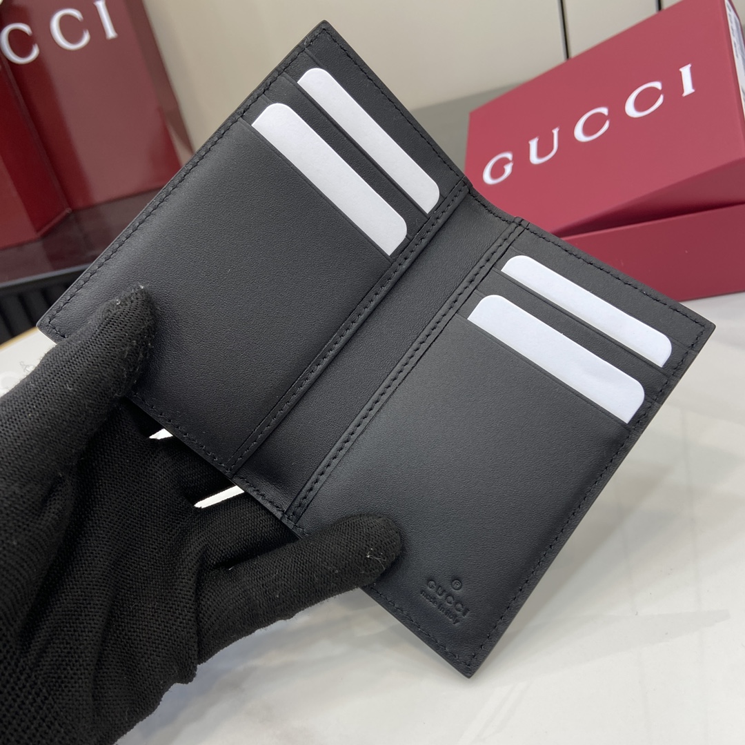 p360 تعيد مجموعة Gucci GG Emblem إحياء الزخارف الكلاسيكية بتصميم مبتكر ووظائف مبتكرةصُنعت هذه المحفظة ثنائية الطي باللون الأسود مع أقمشة GG الجديدة المزينة بحروف GG لإحياء مجموعة الإكسسوارات الجديدةتتميز بأماكن متعددة للبطاقات ومقصورات أخرى متعددة الوظائفأسود مع أقمشة GG الجديدة المزينة بحروف GGبطانة جلدية زرقاءالداخلية: 8 بطاقات من الداخل: 8 حجرات للبطاقات، 2 حجرات غير مرئية وفتحة بطاقة خارجية واحدةالوزن: 0.085 كجم تقريبًارقم الموديل: 821209الحجم عند الفتح: 15 سم (عرض) × 12 سم (ارتفاع)الحجم عند الإغلاق: 7.5 سم (عرض) × 12 سم (ارتفاع)اللون: جلد جرامي/أسودحقائب يد إيطالية-حقائب يد عالية الجودة