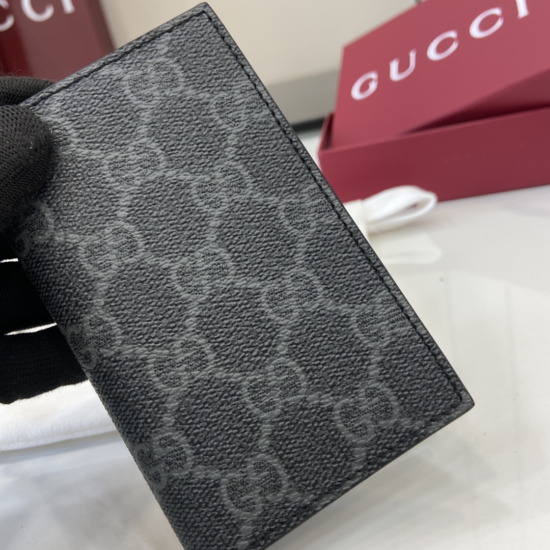 p360 La collection Gucci GG Emblem ravive les motifs classiques avec un design créatif et une fonctionnalité innovanteCréé pour être conservé pendant des annéesCe portefeuille bifold est fabriqué en noir avec le nouveau tissu monogrammé GG pour raviver la nouvelle collection d'accessoiresComporte plusieurs compartiments à cartes et d'autres compartiments multifonctionnelsNoir avec le nouveau tissu monogrammé GGDoublure en cuir bleuIntérieur : 8 cartes Intérieur : 8 compartiments à cartes, 2 compartiments invisibles et 1 fente pour cartes externesPoids : environ 0,085 kgNo de modèle : 821209Dimensions ouvert : 15 cm (L) x 12 cm (H)Dimensions fermé : 7,5 cm (L) x 12 cm (H)Couleur : Cuir Grammy/NoirCréation d'Italie-Sacs à main de haute qualité